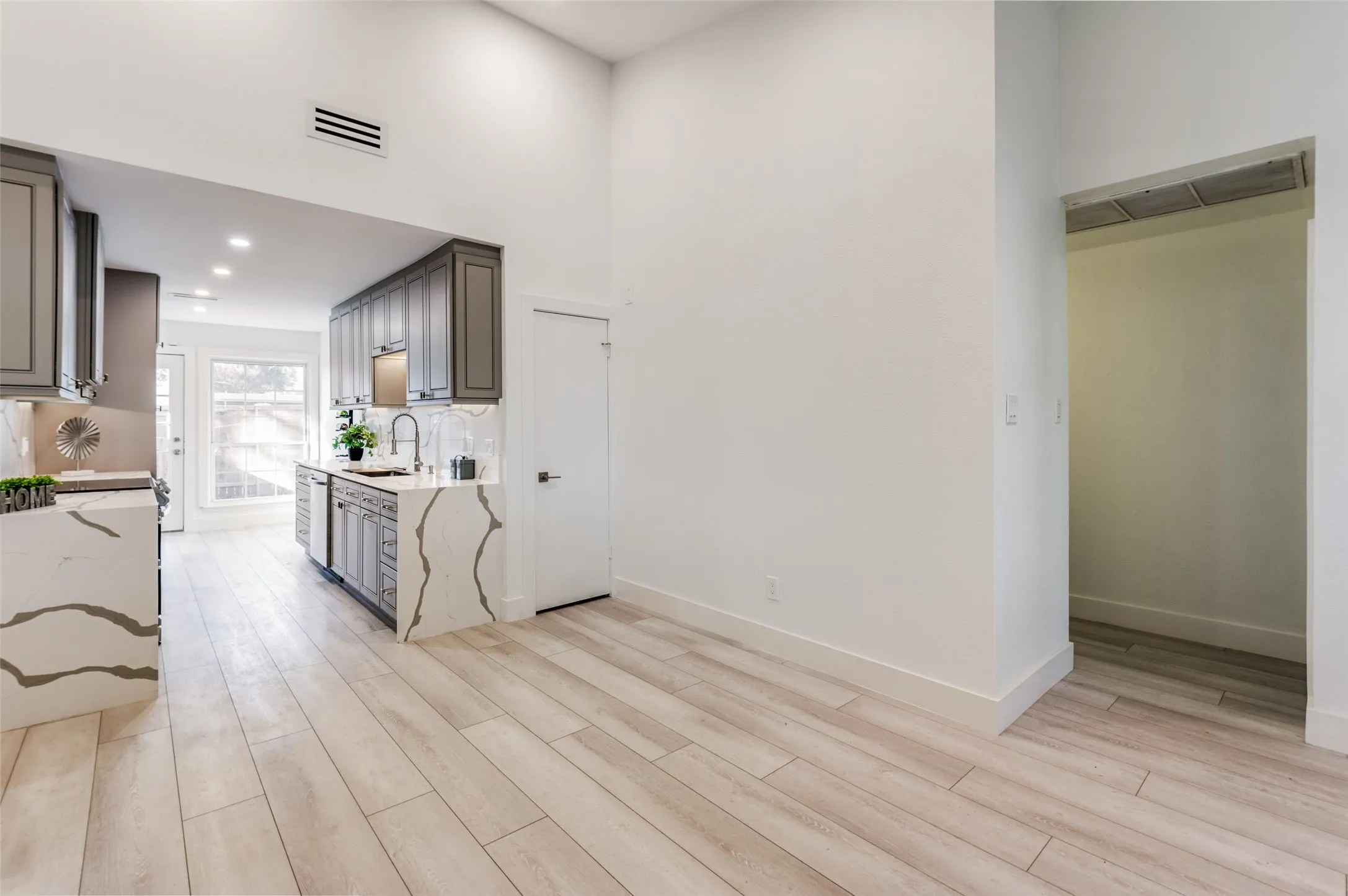 Townhouse For Sale in Dallas County , 13702 FLAGSTONE Lane, Dallas, Texas 75240, 2 Bedroom, 2 Bathroom, Garage spaces, 1,084 Sqft, built in 1970, mls#21366799, Real Estate Agent in Dallas, Homes For Sale in Dallas county, Homes For Sale in Dallas, Realtor in Dallas Texas, Real Estate Brokerage Independent Realty Texas, Luminita Cordes Realtor