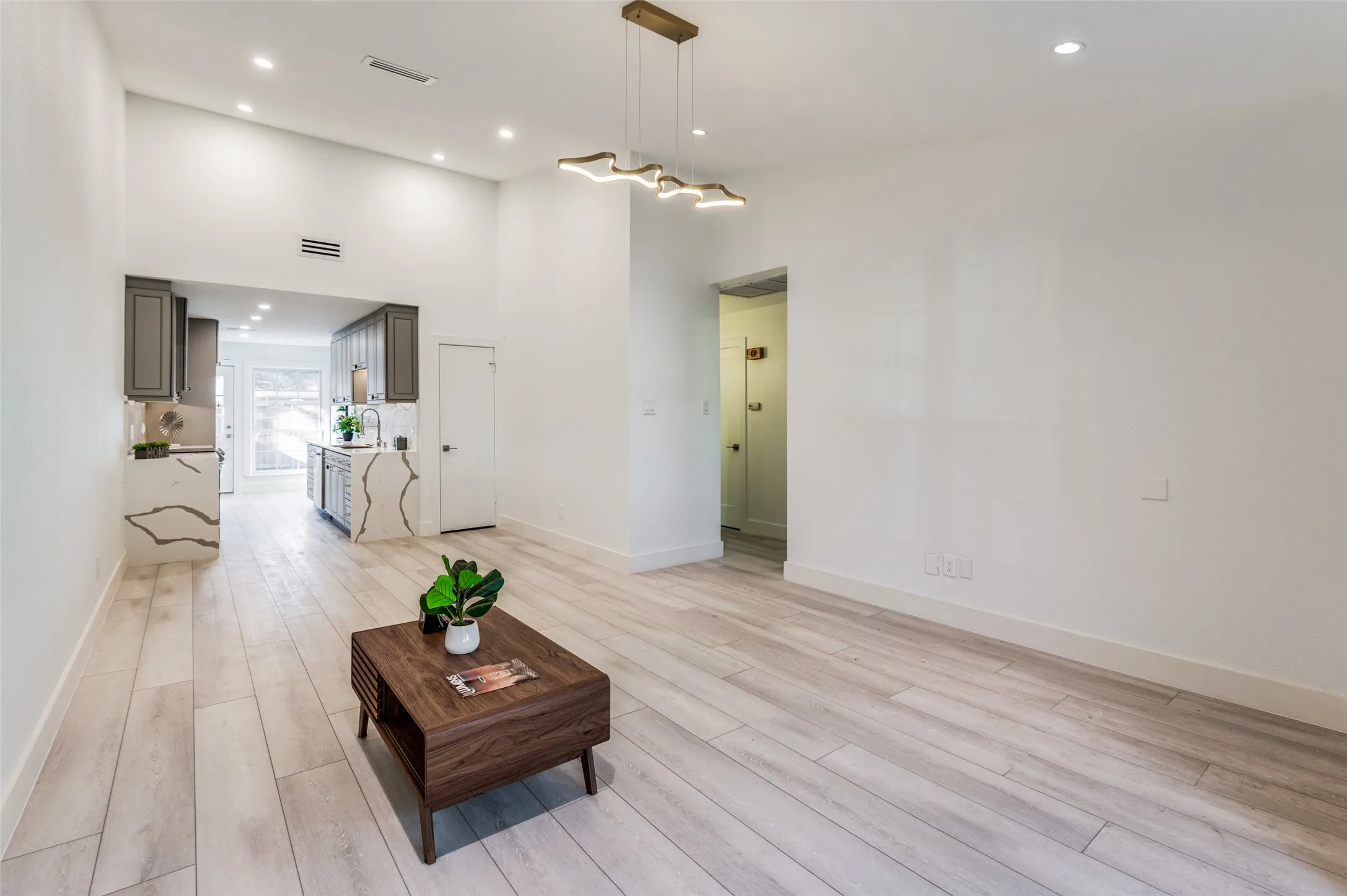 Townhouse For Sale in Dallas County , 13702 FLAGSTONE Lane, Dallas, Texas 75240, 2 Bedroom, 2 Bathroom, Garage spaces, 1,084 Sqft, built in 1970, mls#21366799, Real Estate Agent in Dallas, Homes For Sale in Dallas county, Homes For Sale in Dallas, Realtor in Dallas Texas, Real Estate Brokerage Independent Realty Texas, Luminita Cordes Realtor