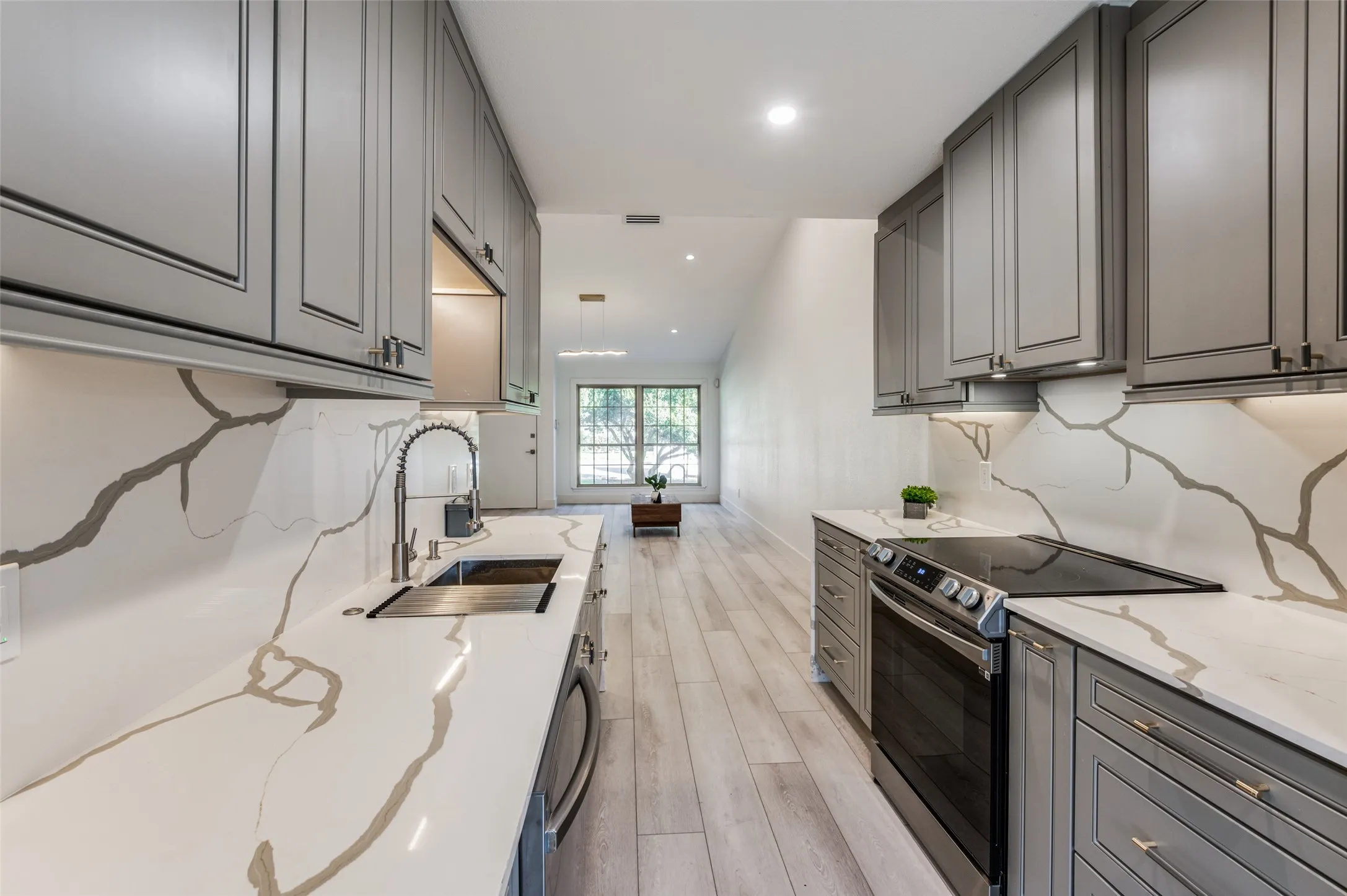 Townhouse For Sale in Dallas County , 13702 FLAGSTONE Lane, Dallas, Texas 75240, 2 Bedroom, 2 Bathroom, Garage spaces, 1,084 Sqft, built in 1970, mls#21366799, Real Estate Agent in Dallas, Homes For Sale in Dallas county, Homes For Sale in Dallas, Realtor in Dallas Texas, Real Estate Brokerage Independent Realty Texas, Luminita Cordes Realtor