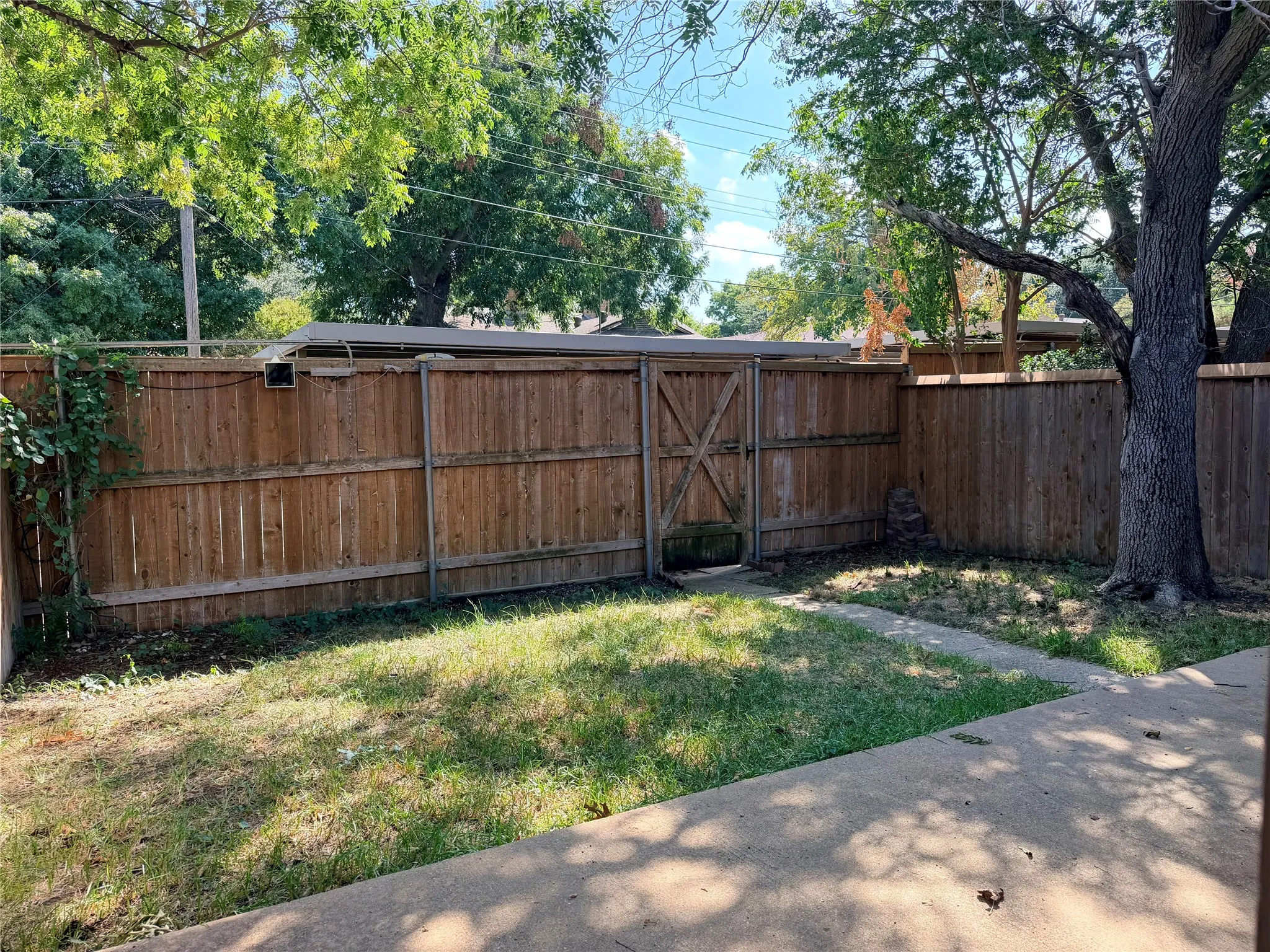 Townhouse For Sale in Dallas County , 13702 FLAGSTONE Lane, Dallas, Texas 75240, 2 Bedroom, 2 Bathroom, Garage spaces, 1,084 Sqft, built in 1970, mls#21366799, Real Estate Agent in Dallas, Homes For Sale in Dallas county, Homes For Sale in Dallas, Realtor in Dallas Texas, Real Estate Brokerage Independent Realty Texas, Luminita Cordes Realtor