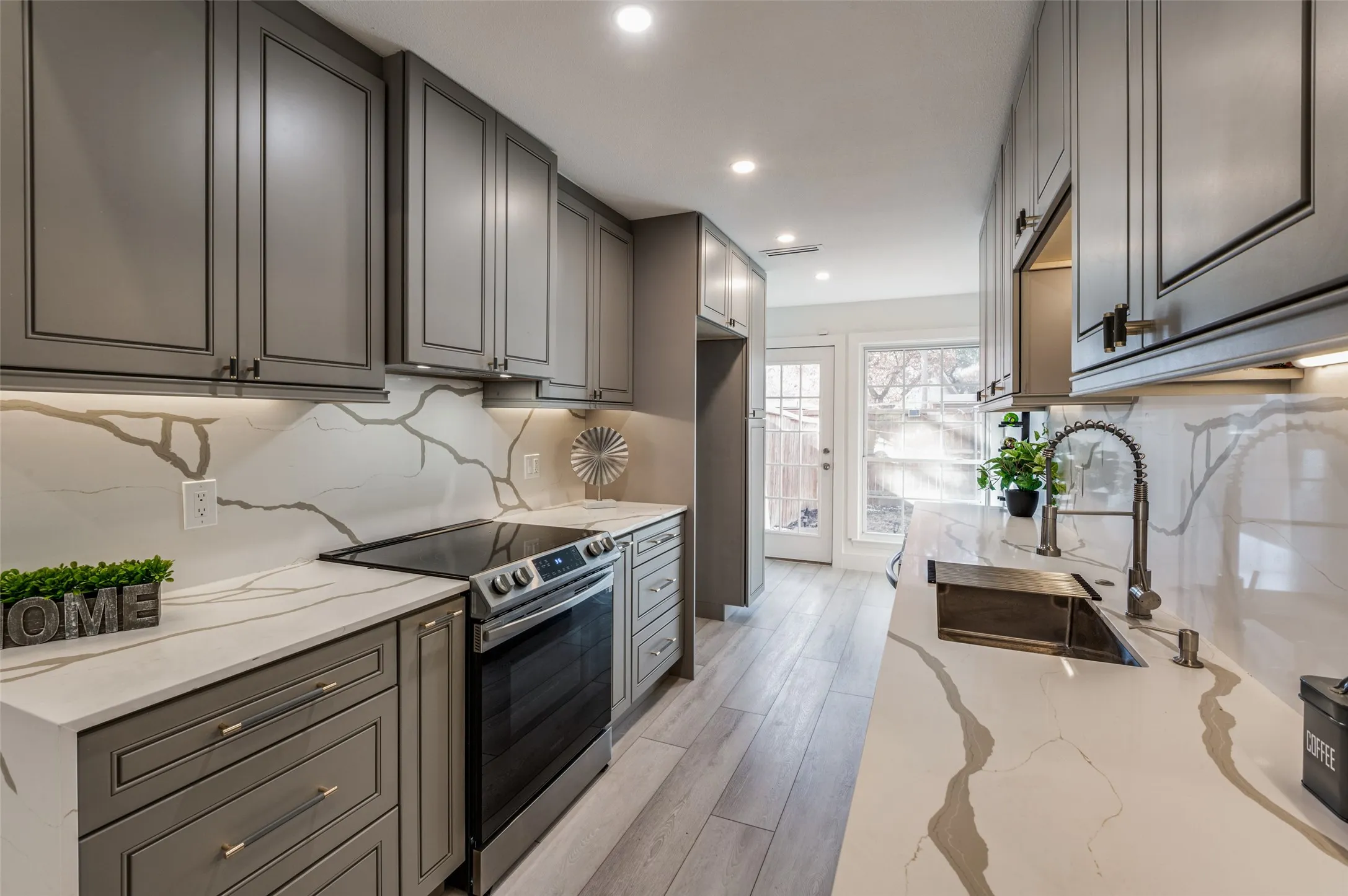 Townhouse For Sale in Dallas County , 13702 FLAGSTONE Lane, Dallas, Texas 75240, 2 Bedroom, 2 Bathroom, Garage spaces, 1,084 Sqft, built in 1970, mls#21366799, Real Estate Agent in Dallas, Homes For Sale in Dallas county, Homes For Sale in Dallas, Realtor in Dallas Texas, Real Estate Brokerage Independent Realty Texas, Luminita Cordes Realtor