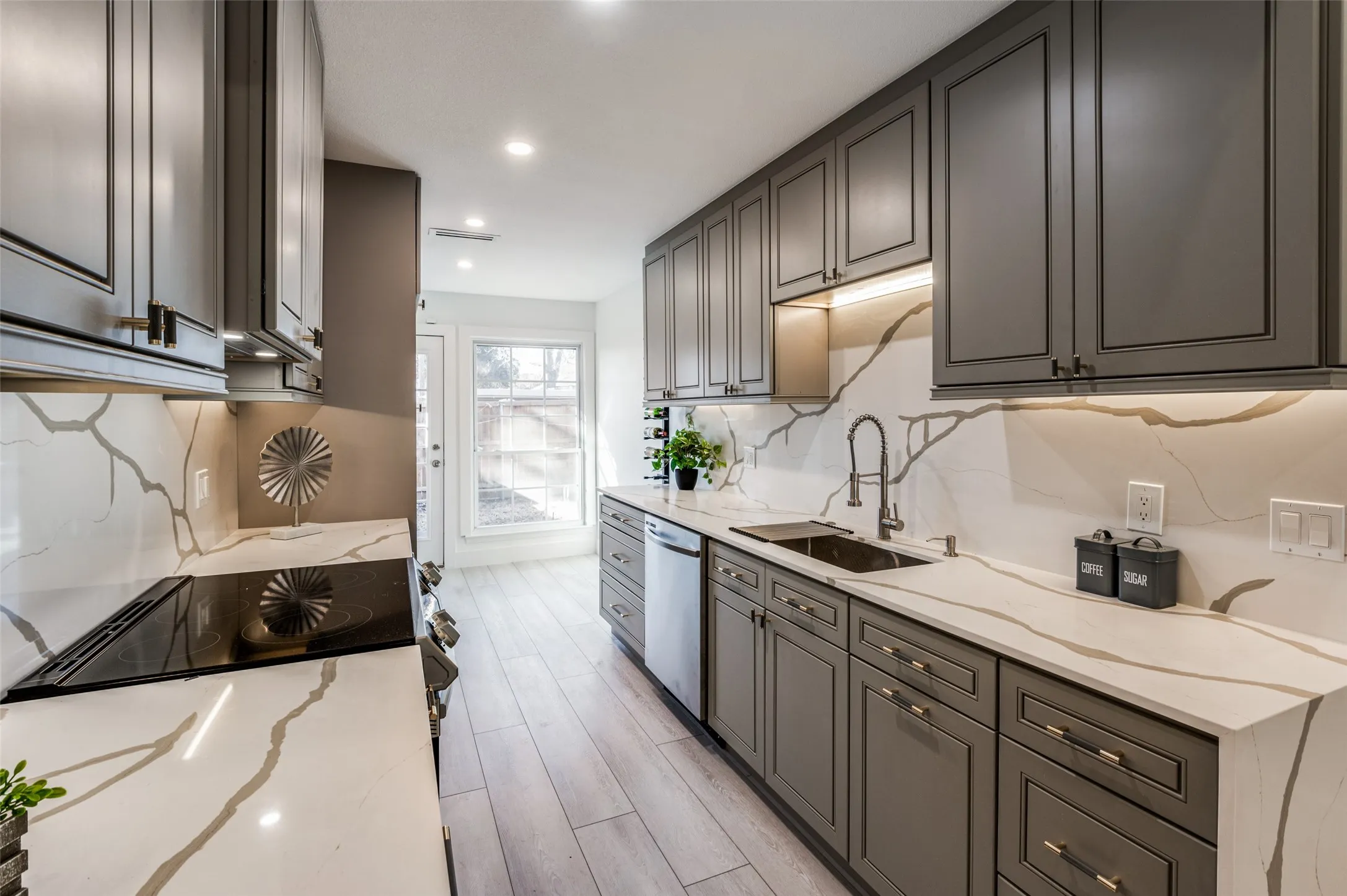 Townhouse For Sale in Dallas County , 13702 FLAGSTONE Lane, Dallas, Texas 75240, 2 Bedroom, 2 Bathroom, Garage spaces, 1,084 Sqft, built in 1970, mls#21366799, Real Estate Agent in Dallas, Homes For Sale in Dallas county, Homes For Sale in Dallas, Realtor in Dallas Texas, Real Estate Brokerage Independent Realty Texas, Luminita Cordes Realtor