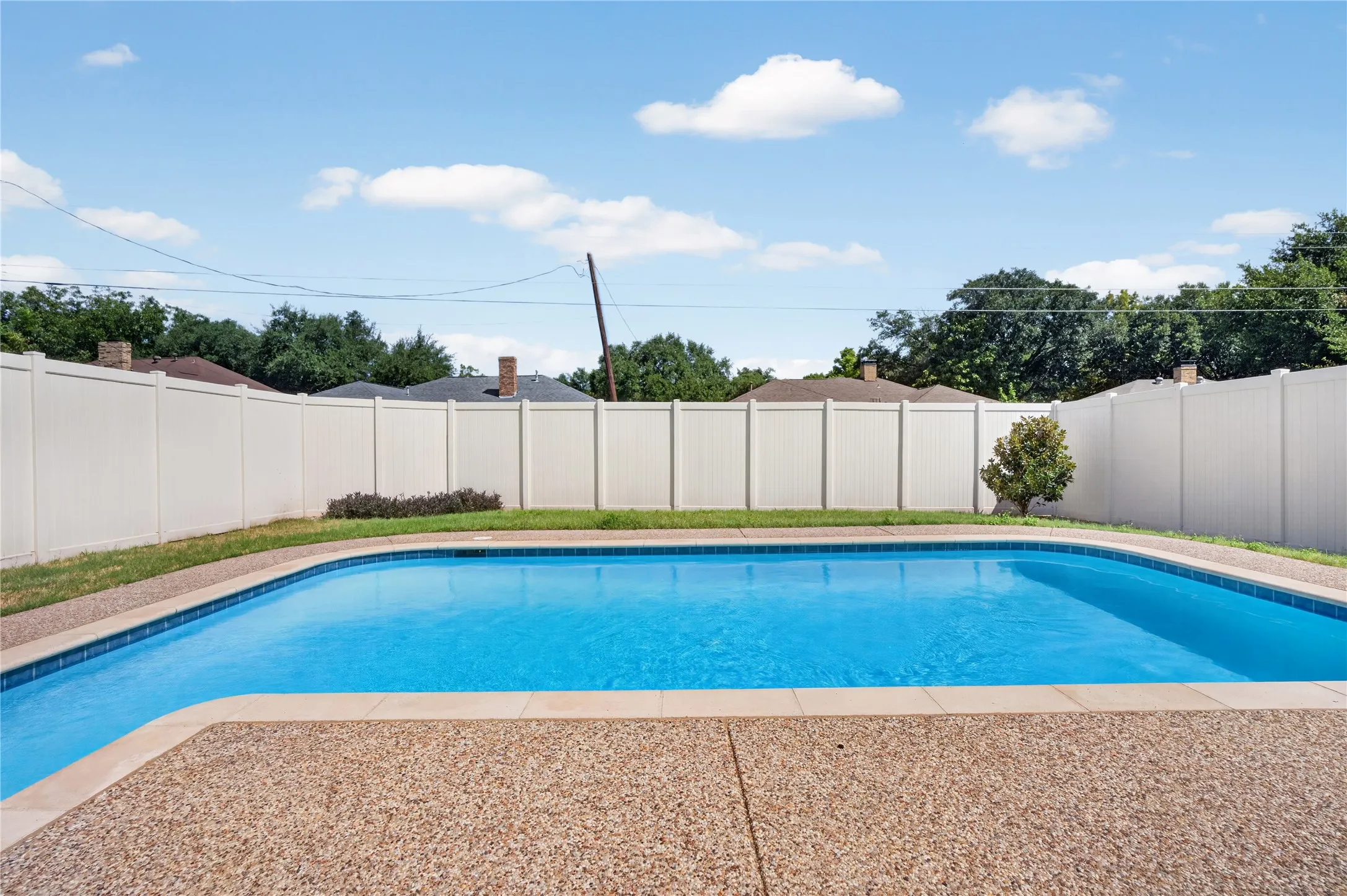 Single Family Residence For Sale in Dallas County , 319 Hummingbird Lane, Duncanville, Texas 75137, 4 Bedroom, 3 Bathroom, 2 Garage spaces, 2,117 Sqft, built in 1979, mls#21366618, Real Estate Agent in Duncanville, Homes For Sale in Dallas county, Homes For Sale in Duncanville, Realtor in Duncanville Texas, Real Estate Brokerage Independent Realty Texas, Luminita Cordes Realtor
