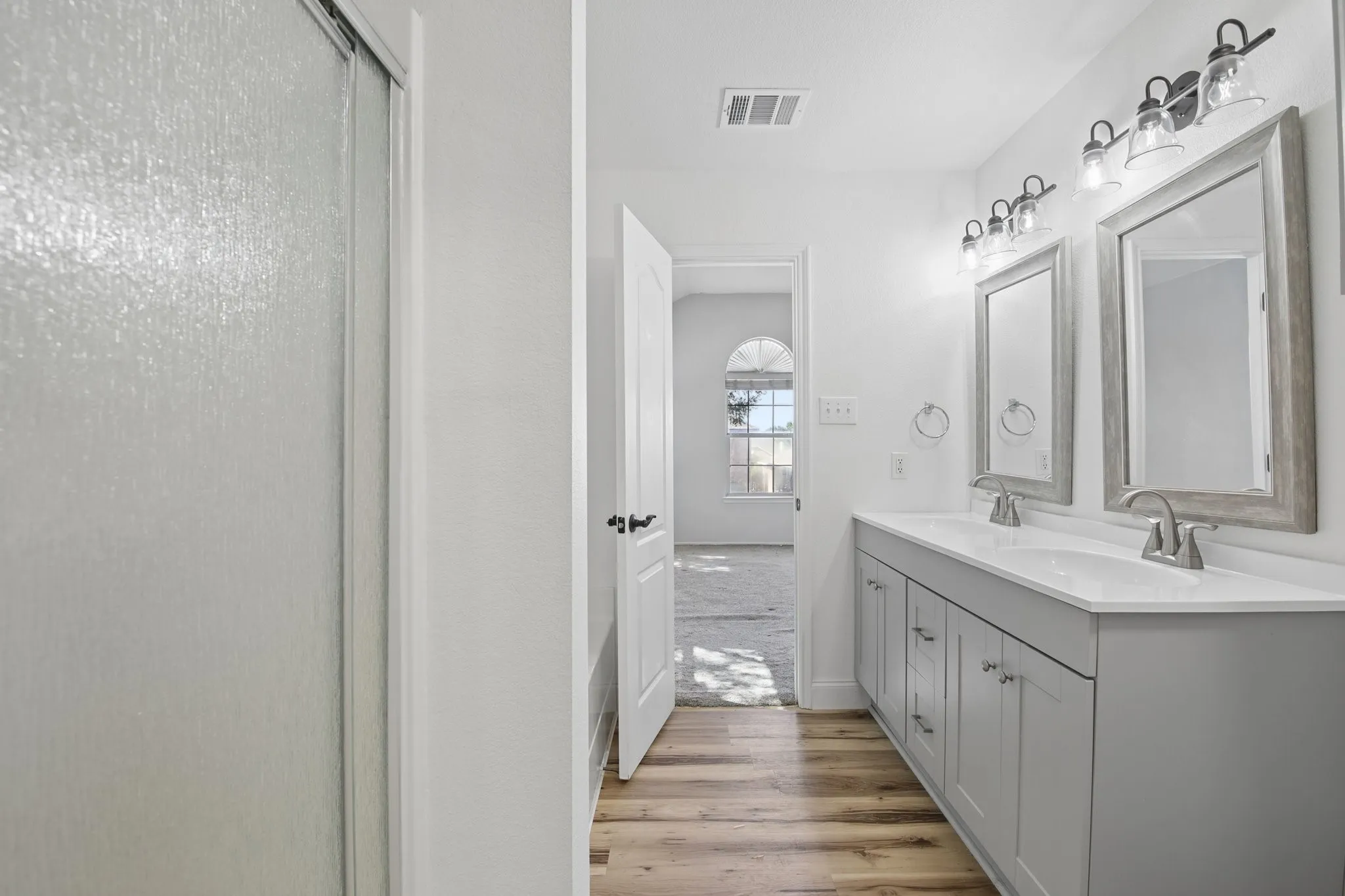 Single Family Residence For Sale in Tarrant County , 5533 Spring Ridge Drive, Watauga, Texas 76137, 4 Bedroom, 3 Bathroom, 2 Garage spaces, 2,236 Sqft, built in 2002, mls#21364167, Real Estate Agent in Watauga, Homes For Sale in Tarrant county, Homes For Sale in Watauga, Realtor in Watauga Texas, Real Estate Brokerage Independent Realty Texas, Luminita Cordes Realtor