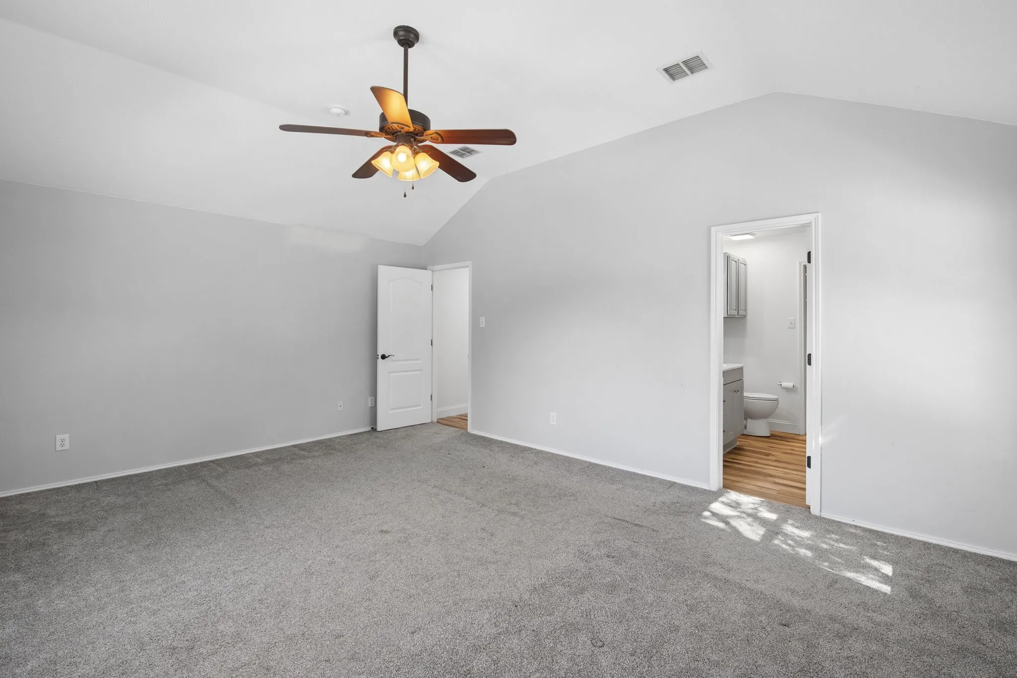 Single Family Residence For Sale in Tarrant County , 5533 Spring Ridge Drive, Watauga, Texas 76137, 4 Bedroom, 3 Bathroom, 2 Garage spaces, 2,236 Sqft, built in 2002, mls#21364167, Real Estate Agent in Watauga, Homes For Sale in Tarrant county, Homes For Sale in Watauga, Realtor in Watauga Texas, Real Estate Brokerage Independent Realty Texas, Luminita Cordes Realtor