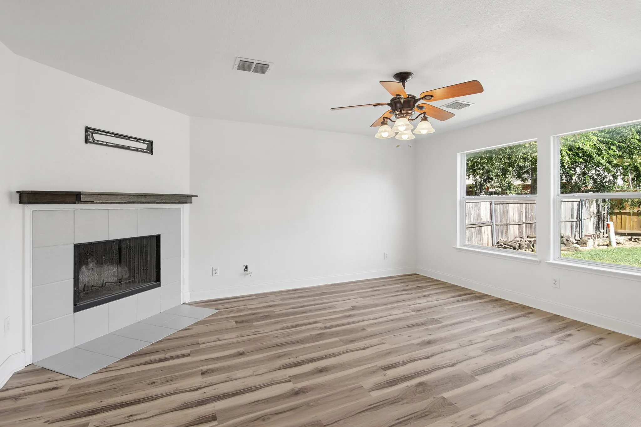 Single Family Residence For Sale in Tarrant County , 5533 Spring Ridge Drive, Watauga, Texas 76137, 4 Bedroom, 3 Bathroom, 2 Garage spaces, 2,236 Sqft, built in 2002, mls#21364167, Real Estate Agent in Watauga, Homes For Sale in Tarrant county, Homes For Sale in Watauga, Realtor in Watauga Texas, Real Estate Brokerage Independent Realty Texas, Luminita Cordes Realtor