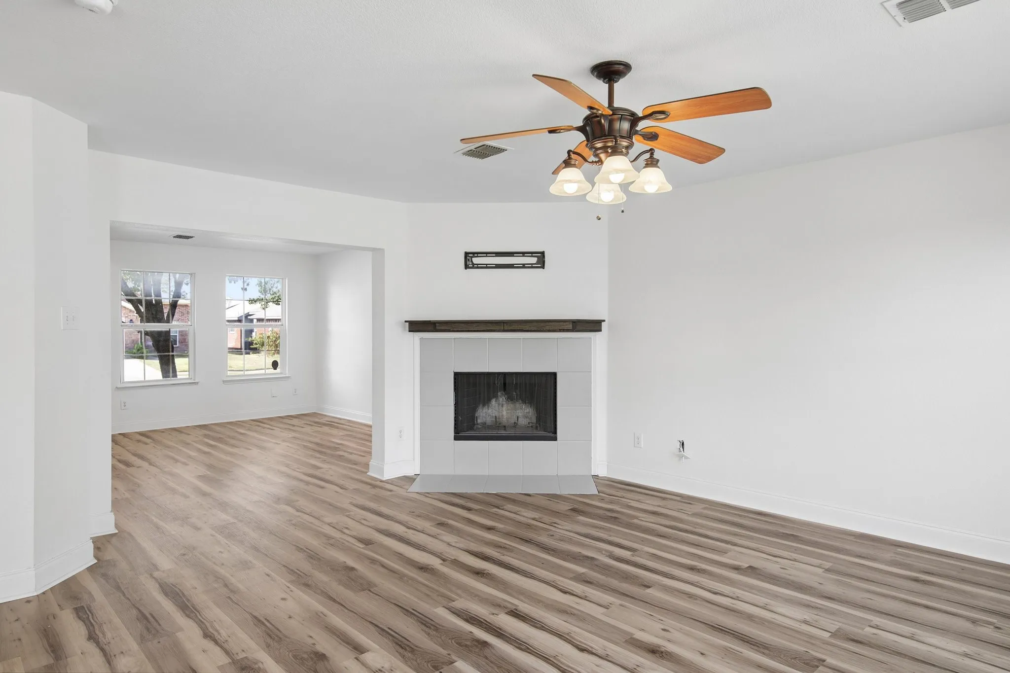 Single Family Residence For Sale in Tarrant County , 5533 Spring Ridge Drive, Watauga, Texas 76137, 4 Bedroom, 3 Bathroom, 2 Garage spaces, 2,236 Sqft, built in 2002, mls#21364167, Real Estate Agent in Watauga, Homes For Sale in Tarrant county, Homes For Sale in Watauga, Realtor in Watauga Texas, Real Estate Brokerage Independent Realty Texas, Luminita Cordes Realtor