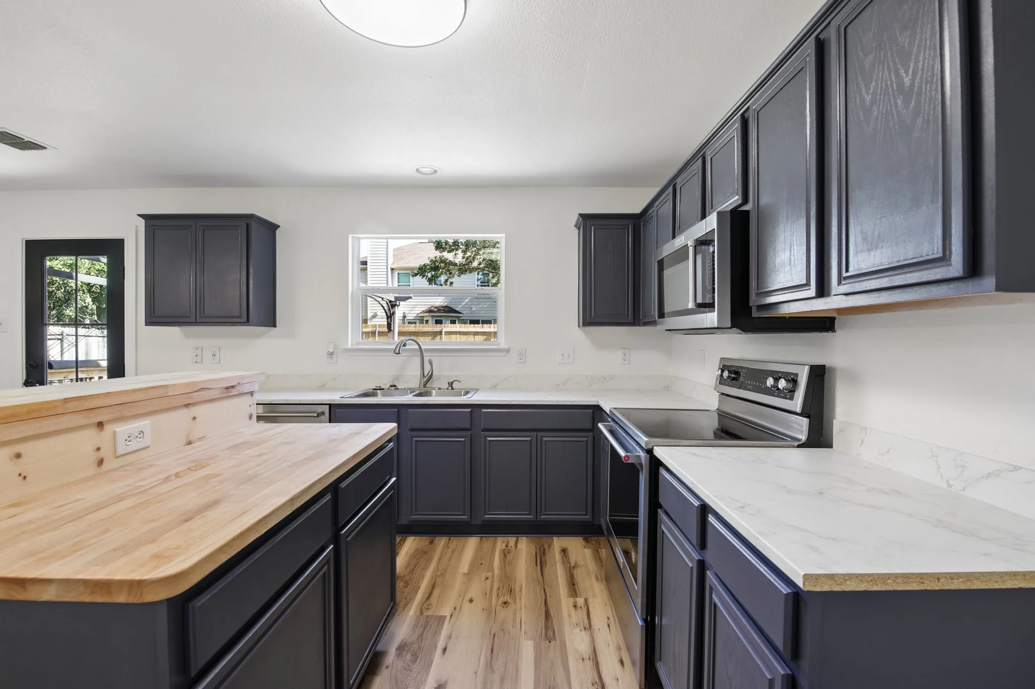 Single Family Residence For Sale in Tarrant County , 5533 Spring Ridge Drive, Watauga, Texas 76137, 4 Bedroom, 3 Bathroom, 2 Garage spaces, 2,236 Sqft, built in 2002, mls#21364167, Real Estate Agent in Watauga, Homes For Sale in Tarrant county, Homes For Sale in Watauga, Realtor in Watauga Texas, Real Estate Brokerage Independent Realty Texas, Luminita Cordes Realtor