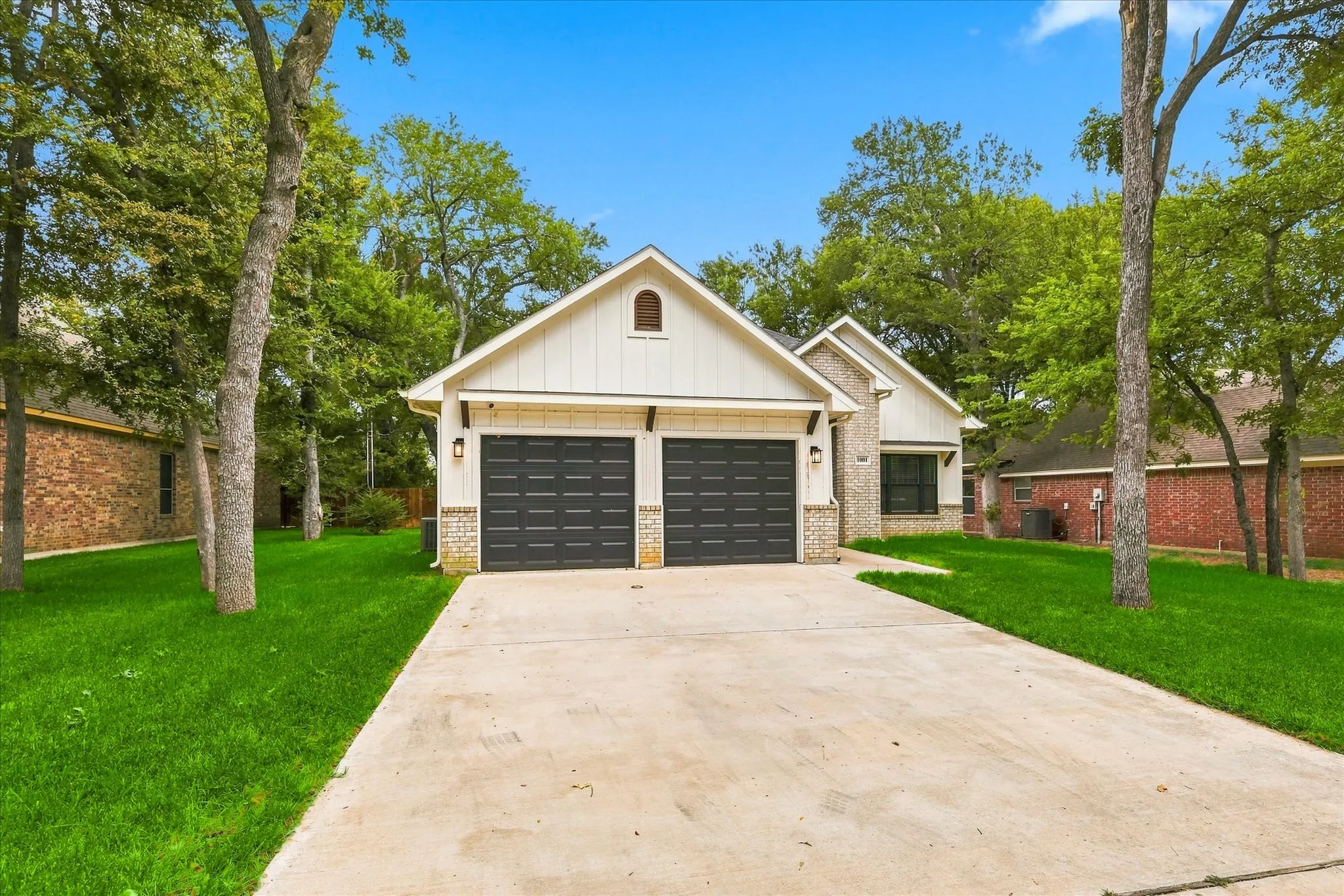 Single Family Residence For Sale in Johnson County , 1001 Oak Valley Road, Burleson, Texas 76028, 3 Bedroom, 2 Bathroom, 2 Garage spaces, 1,841 Sqft, built in 2022, mls#21362449, Real Estate Agent in Burleson, Homes For Sale in Johnson county, Homes For Sale in Burleson, Realtor in Burleson Texas, Real Estate Brokerage Independent Realty Texas, Luminita Cordes Realtor