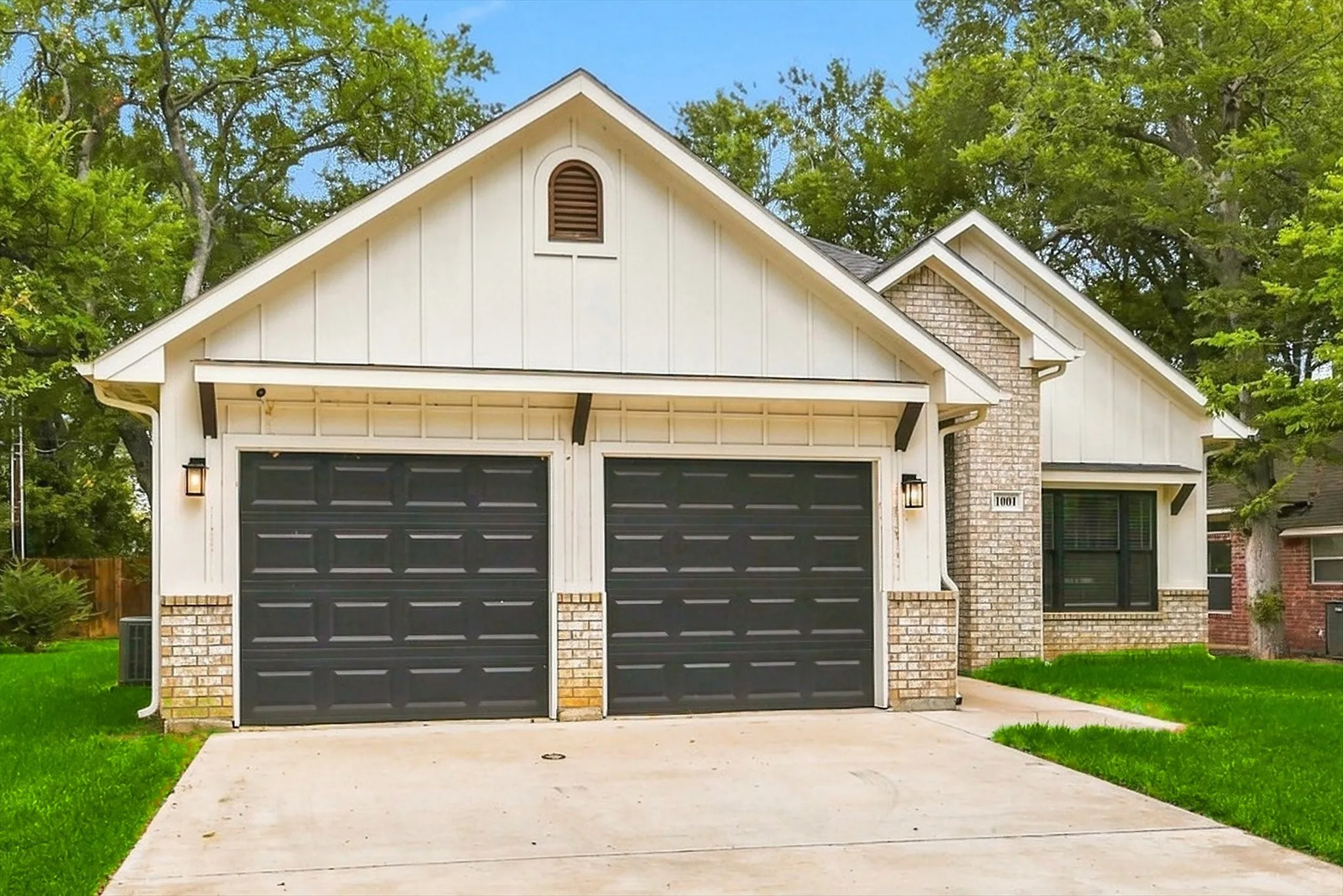 Single Family Residence For Sale in Johnson County , 1001 Oak Valley Road, Burleson, Texas 76028, 3 Bedroom, 2 Bathroom, 2 Garage spaces, 1,841 Sqft, built in 2022, mls#21362449, Real Estate Agent in Burleson, Homes For Sale in Johnson county, Homes For Sale in Burleson, Realtor in Burleson Texas, Real Estate Brokerage Independent Realty Texas, Luminita Cordes Realtor