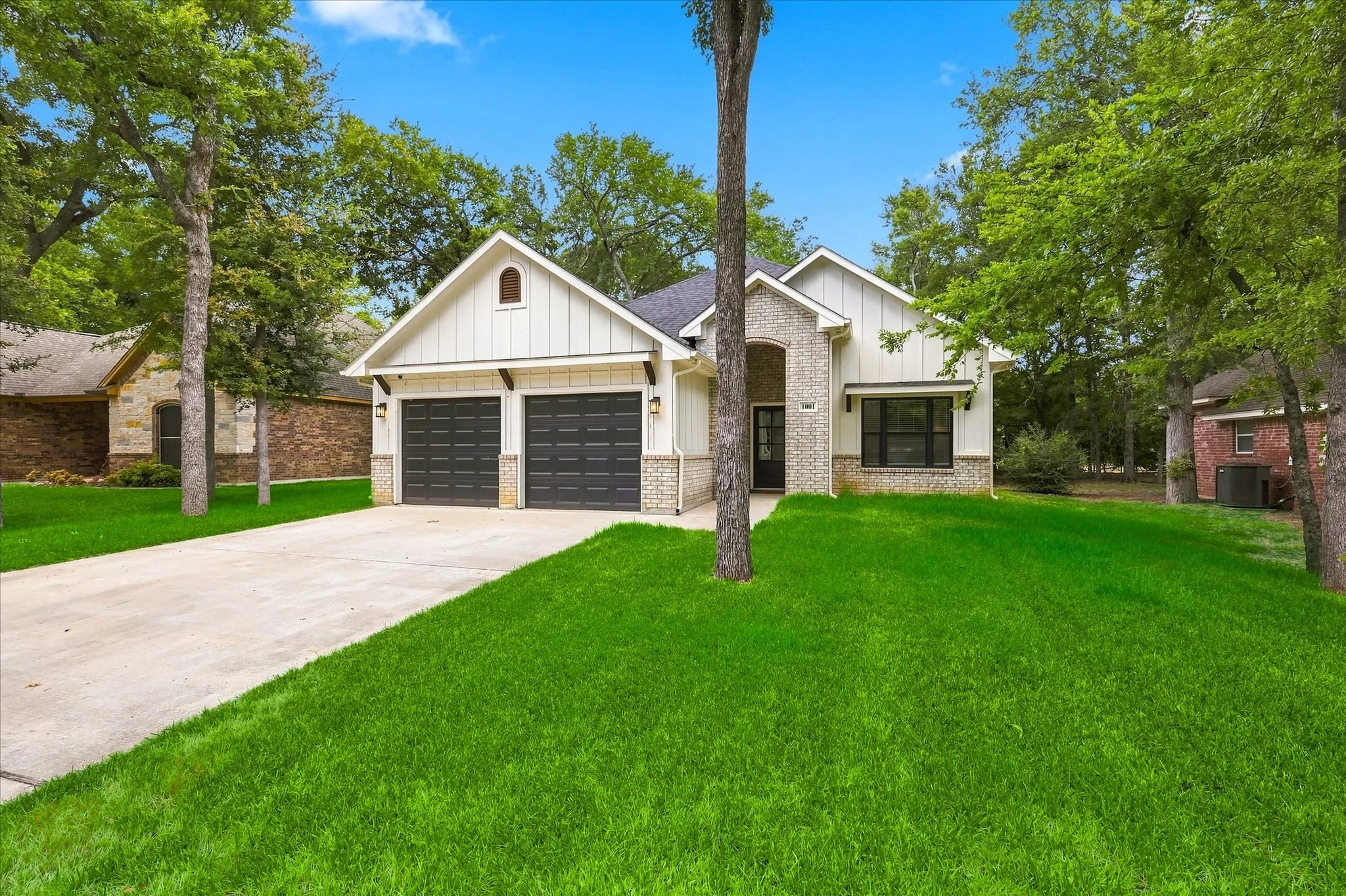 Single Family Residence For Sale in Johnson County , 1001 Oak Valley Road, Burleson, Texas 76028, 3 Bedroom, 2 Bathroom, 2 Garage spaces, 1,841 Sqft, built in 2022, mls#21362449, Real Estate Agent in Burleson, Homes For Sale in Johnson county, Homes For Sale in Burleson, Realtor in Burleson Texas, Real Estate Brokerage Independent Realty Texas, Luminita Cordes Realtor