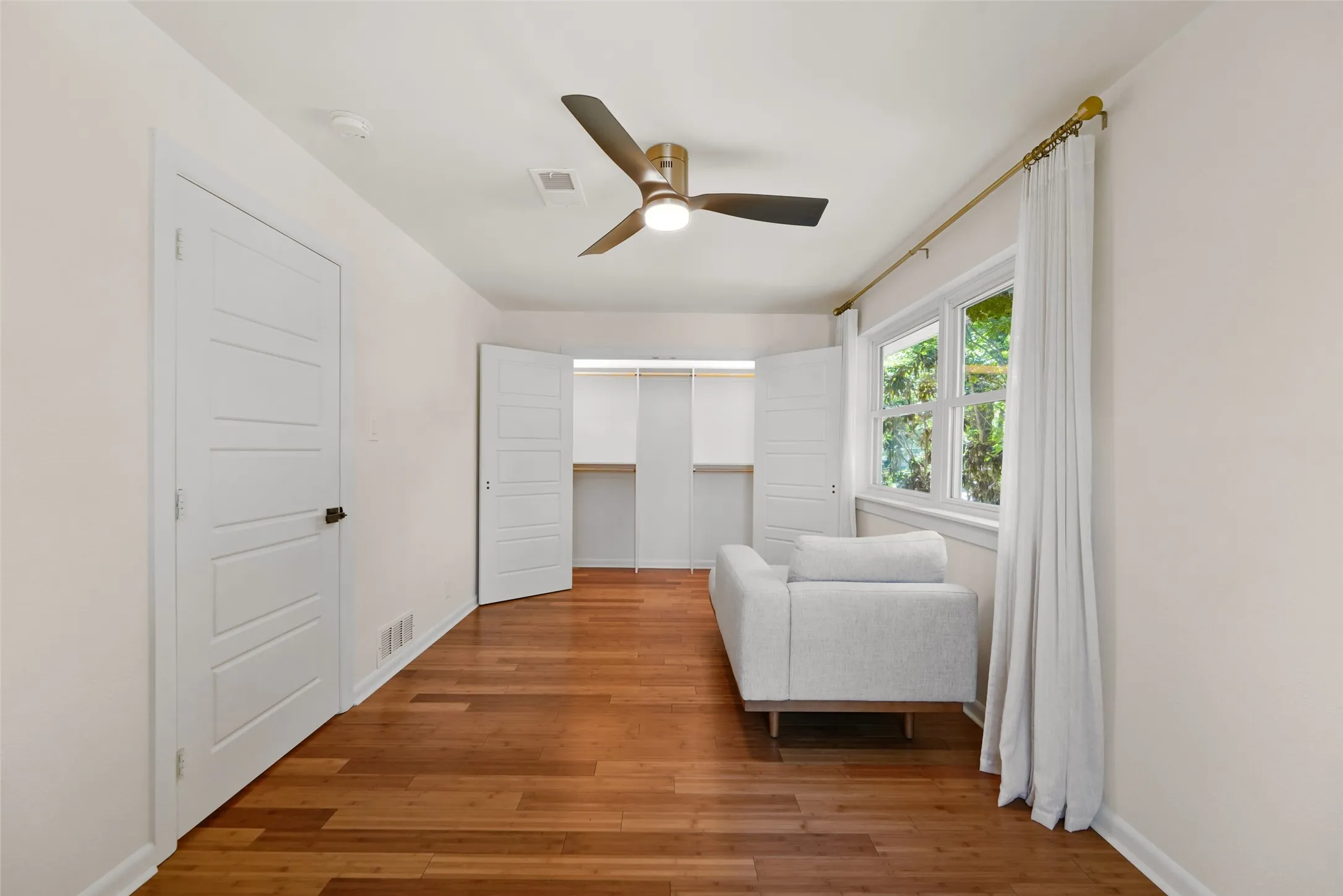 Single Family Residence For Sale in Tarrant County , 1417 Sylvan Drive, Arlington, Texas 76012, 5 Bedroom, 3 Bathroom, 2 Garage spaces, 2,261 Sqft, built in 1956, mls#21365851, Real Estate Agent in Arlington, Homes For Sale in Tarrant county, Homes For Sale in Arlington, Realtor in Arlington Texas, Real Estate Brokerage Independent Realty Texas, Luminita Cordes Realtor