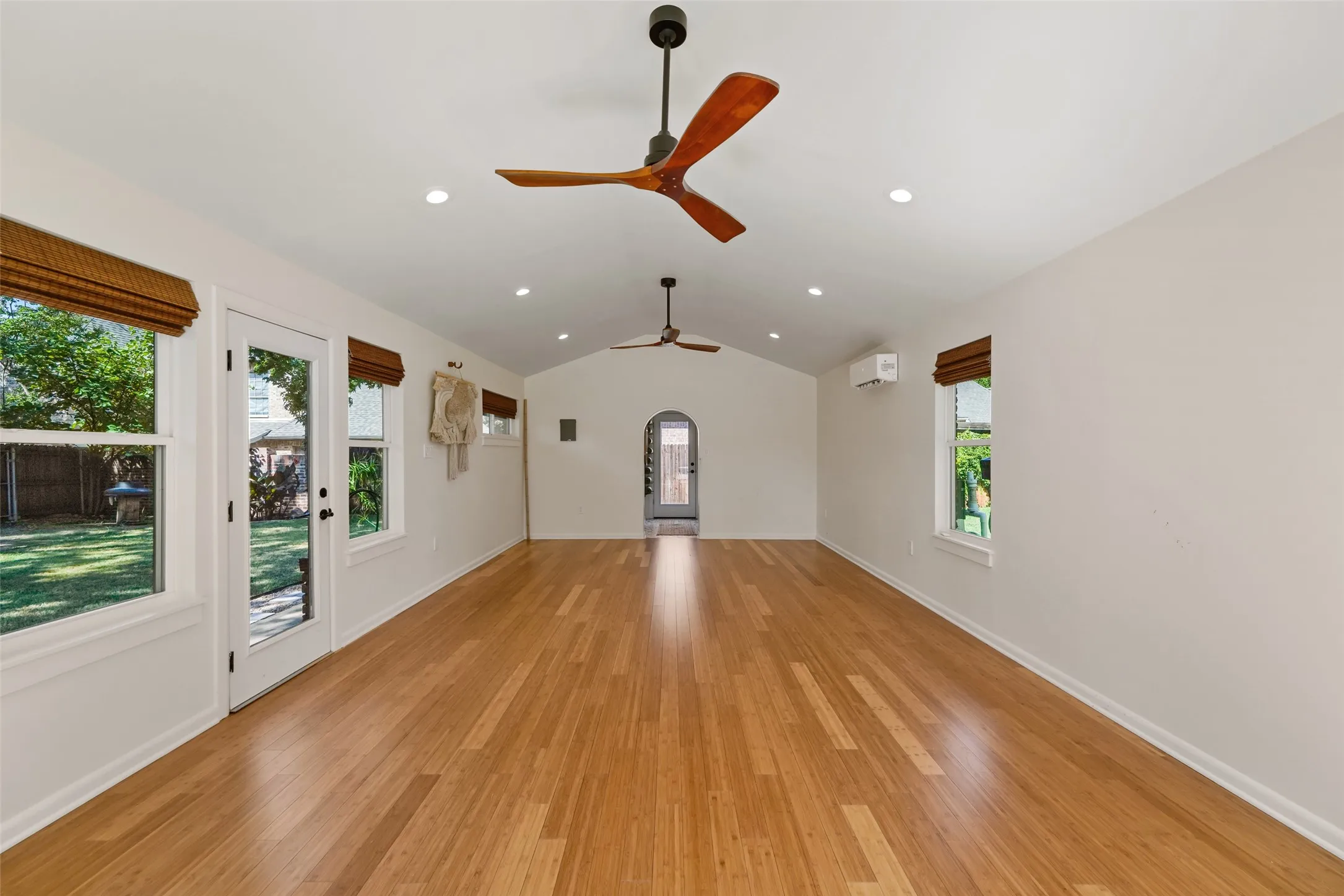 Single Family Residence For Sale in Tarrant County , 1417 Sylvan Drive, Arlington, Texas 76012, 5 Bedroom, 3 Bathroom, 2 Garage spaces, 2,261 Sqft, built in 1956, mls#21365851, Real Estate Agent in Arlington, Homes For Sale in Tarrant county, Homes For Sale in Arlington, Realtor in Arlington Texas, Real Estate Brokerage Independent Realty Texas, Luminita Cordes Realtor