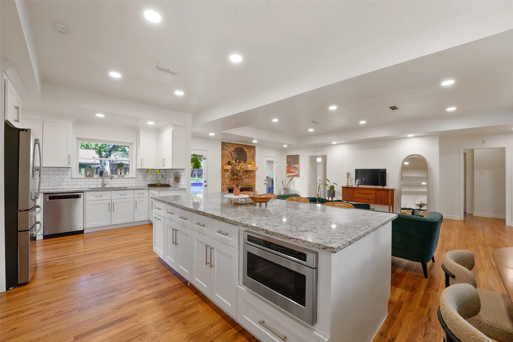 Single Family Residence For Sale in Tarrant County , 1417 Sylvan Drive, Arlington, Texas 76012, 5 Bedroom, 3 Bathroom, 2 Garage spaces, 2,261 Sqft, built in 1956, mls#21365851, Real Estate Agent in Arlington, Homes For Sale in Tarrant county, Homes For Sale in Arlington, Realtor in Arlington Texas, Real Estate Brokerage Independent Realty Texas, Luminita Cordes Realtor