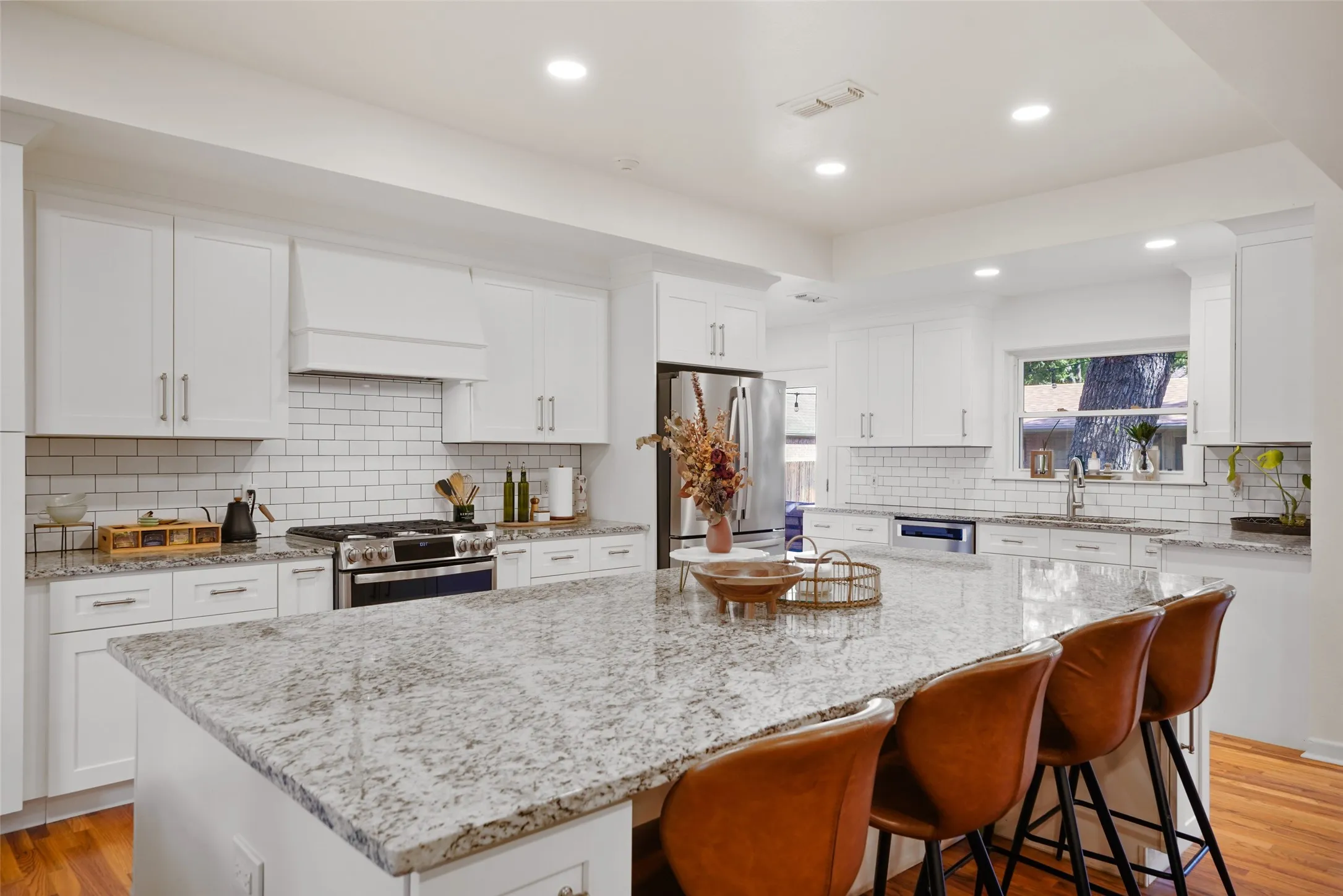 Single Family Residence For Sale in Tarrant County , 1417 Sylvan Drive, Arlington, Texas 76012, 5 Bedroom, 3 Bathroom, 2 Garage spaces, 2,261 Sqft, built in 1956, mls#21365851, Real Estate Agent in Arlington, Homes For Sale in Tarrant county, Homes For Sale in Arlington, Realtor in Arlington Texas, Real Estate Brokerage Independent Realty Texas, Luminita Cordes Realtor