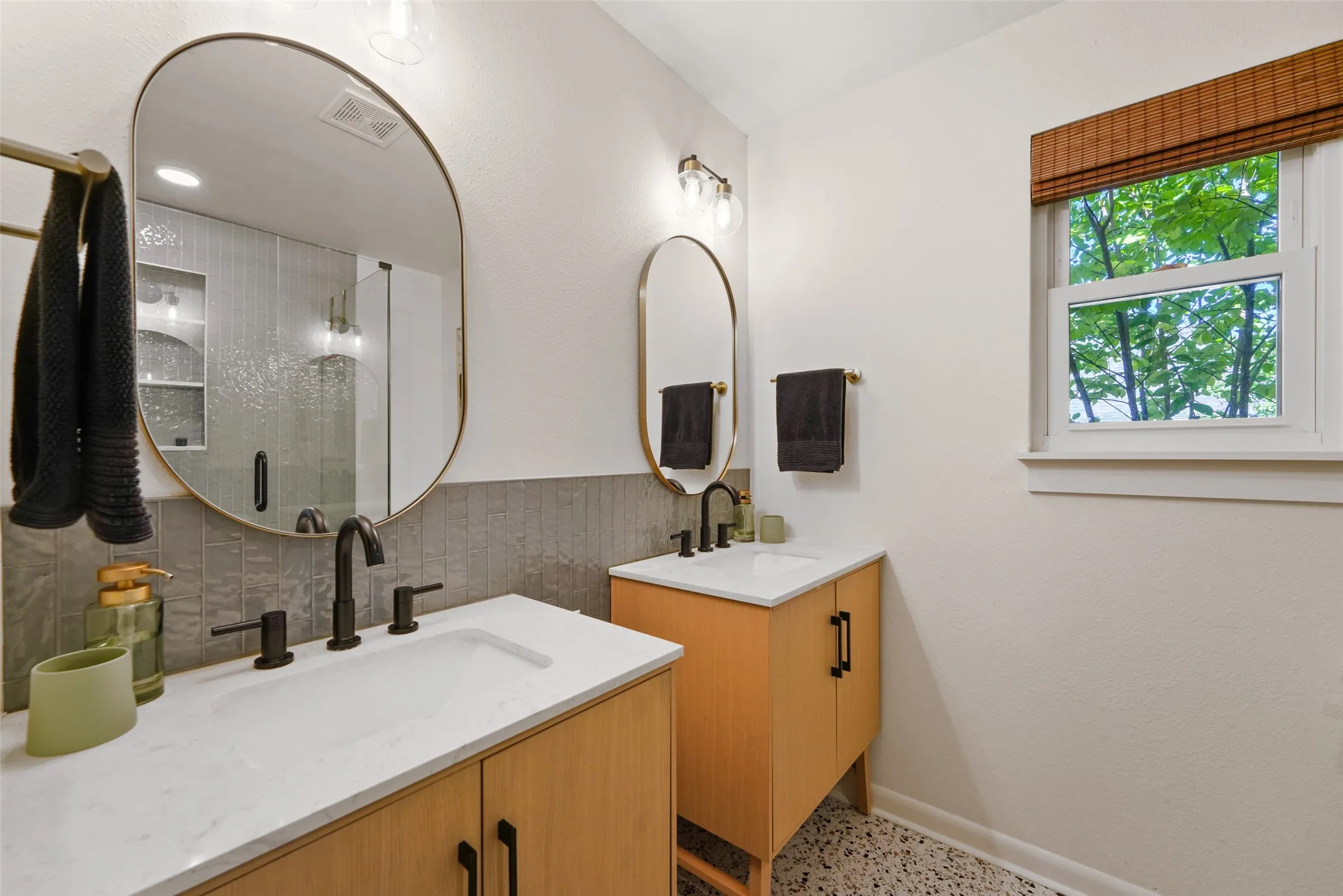 Single Family Residence For Sale in Tarrant County , 1417 Sylvan Drive, Arlington, Texas 76012, 5 Bedroom, 3 Bathroom, 2 Garage spaces, 2,261 Sqft, built in 1956, mls#21365851, Real Estate Agent in Arlington, Homes For Sale in Tarrant county, Homes For Sale in Arlington, Realtor in Arlington Texas, Real Estate Brokerage Independent Realty Texas, Luminita Cordes Realtor