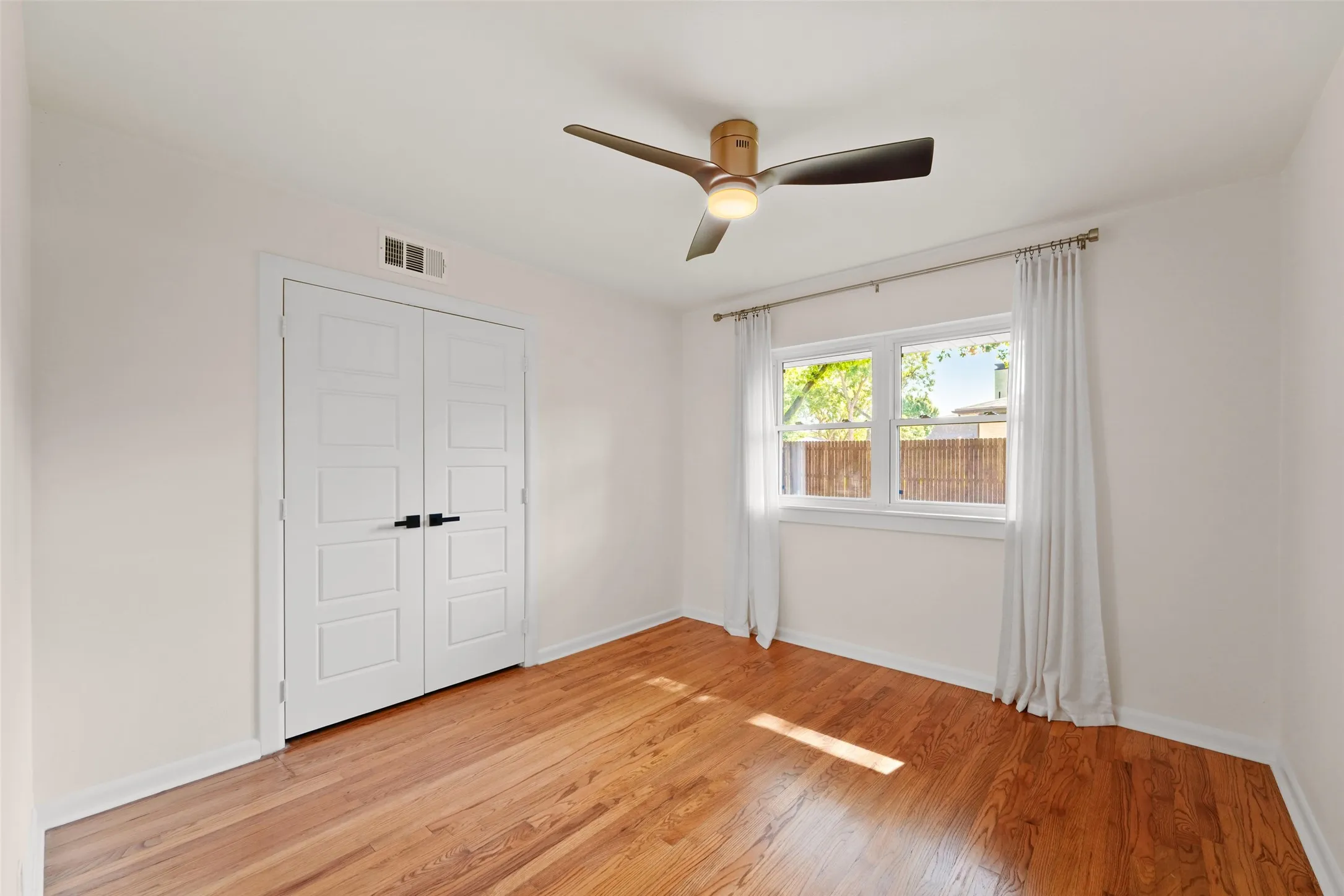 Single Family Residence For Sale in Tarrant County , 1417 Sylvan Drive, Arlington, Texas 76012, 5 Bedroom, 3 Bathroom, 2 Garage spaces, 2,261 Sqft, built in 1956, mls#21365851, Real Estate Agent in Arlington, Homes For Sale in Tarrant county, Homes For Sale in Arlington, Realtor in Arlington Texas, Real Estate Brokerage Independent Realty Texas, Luminita Cordes Realtor