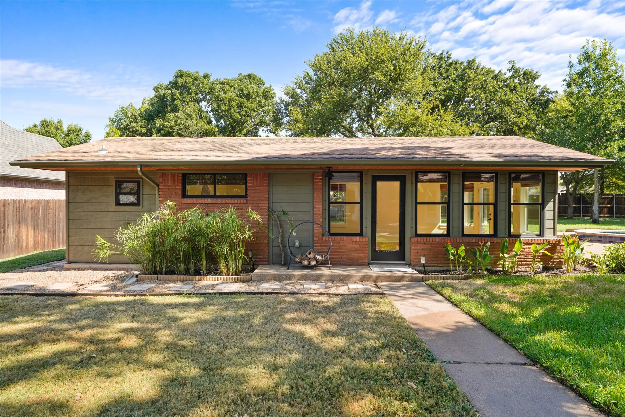 Single Family Residence For Sale in Tarrant County , 1417 Sylvan Drive, Arlington, Texas 76012, 5 Bedroom, 3 Bathroom, 2 Garage spaces, 2,261 Sqft, built in 1956, mls#21365851, Real Estate Agent in Arlington, Homes For Sale in Tarrant county, Homes For Sale in Arlington, Realtor in Arlington Texas, Real Estate Brokerage Independent Realty Texas, Luminita Cordes Realtor