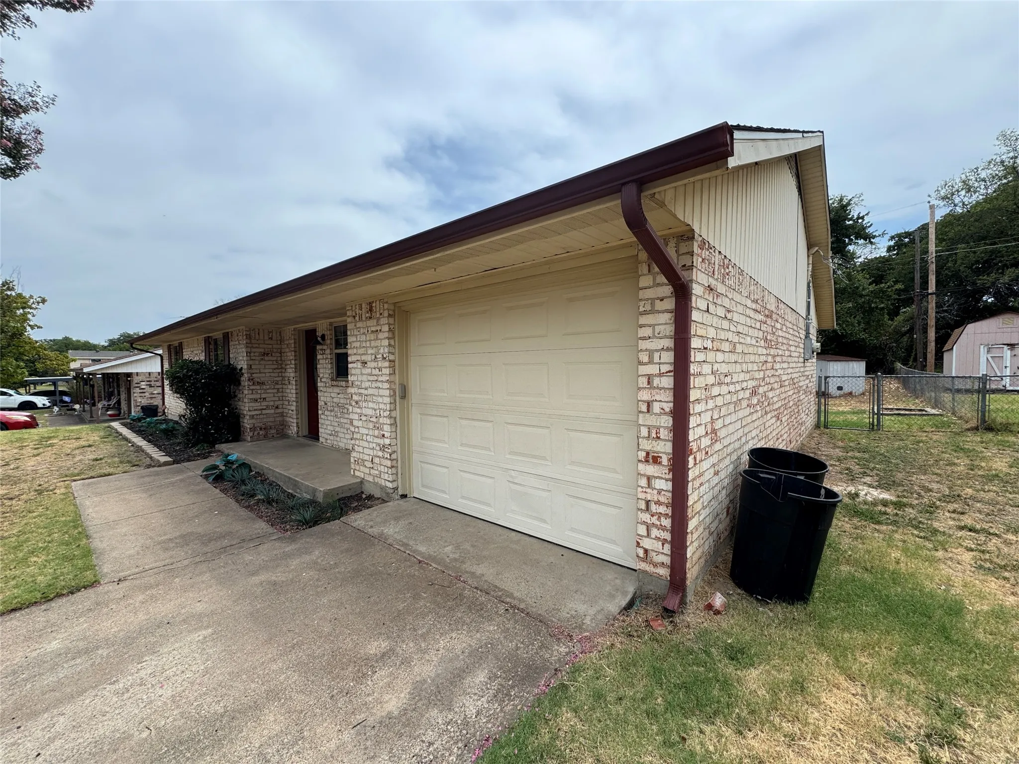 Single Family Residence For Sale in Tarrant County , 732 Dunaway Lane, Azle, Texas 76020, 3 Bedroom, 2 Bathroom, Garage spaces, 1,324 Sqft, built in 1975, mls#21366814, Real Estate Agent in Azle, Homes For Sale in Tarrant county, Homes For Sale in Azle, Realtor in Azle Texas, Real Estate Brokerage Independent Realty Texas, Luminita Cordes Realtor