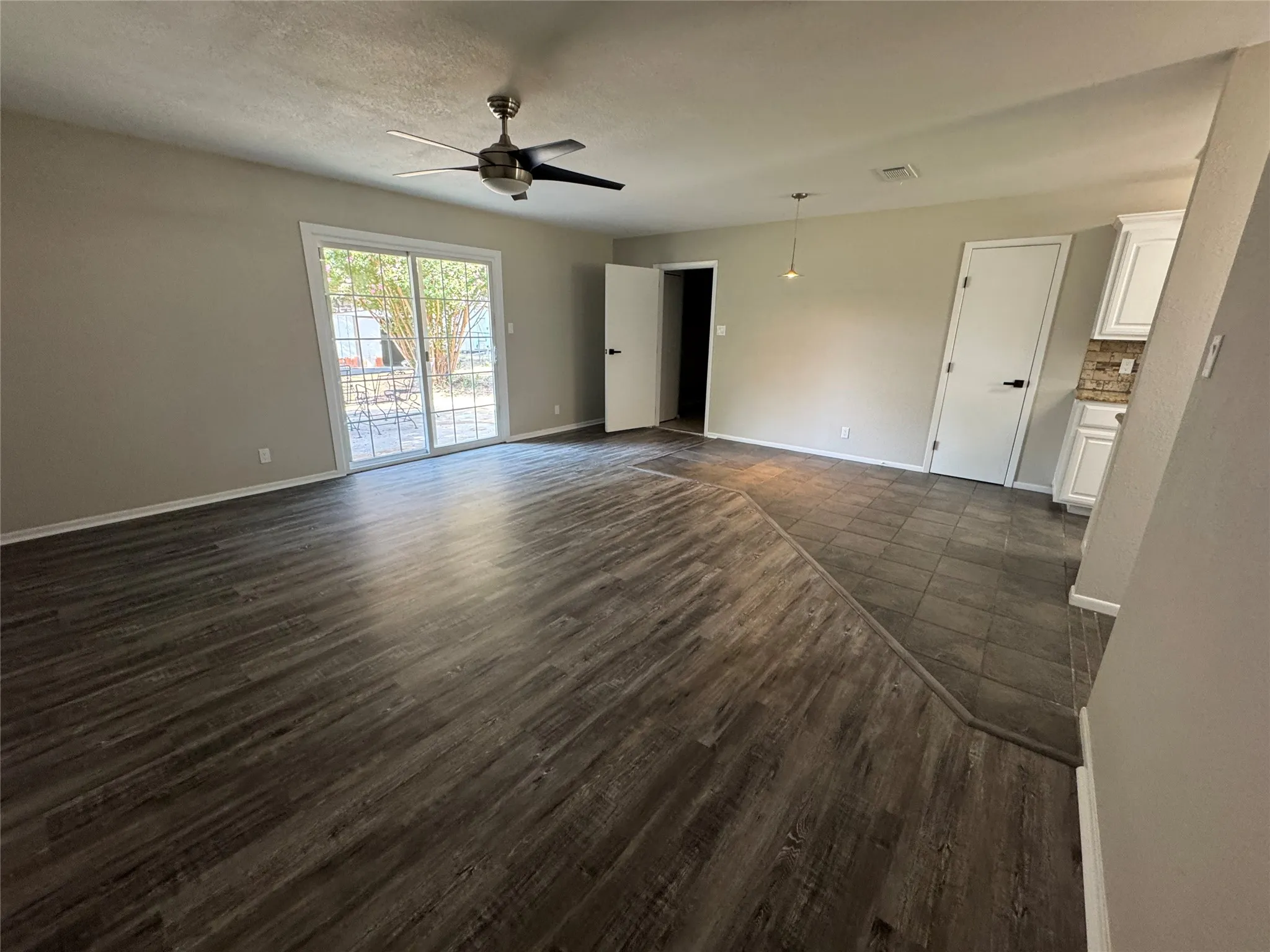 Single Family Residence For Sale in Tarrant County , 732 Dunaway Lane, Azle, Texas 76020, 3 Bedroom, 2 Bathroom, Garage spaces, 1,324 Sqft, built in 1975, mls#21366814, Real Estate Agent in Azle, Homes For Sale in Tarrant county, Homes For Sale in Azle, Realtor in Azle Texas, Real Estate Brokerage Independent Realty Texas, Luminita Cordes Realtor