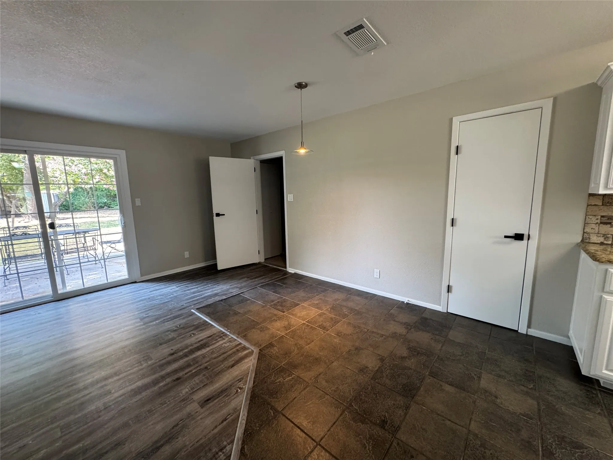 Single Family Residence For Sale in Tarrant County , 732 Dunaway Lane, Azle, Texas 76020, 3 Bedroom, 2 Bathroom, Garage spaces, 1,324 Sqft, built in 1975, mls#21366814, Real Estate Agent in Azle, Homes For Sale in Tarrant county, Homes For Sale in Azle, Realtor in Azle Texas, Real Estate Brokerage Independent Realty Texas, Luminita Cordes Realtor