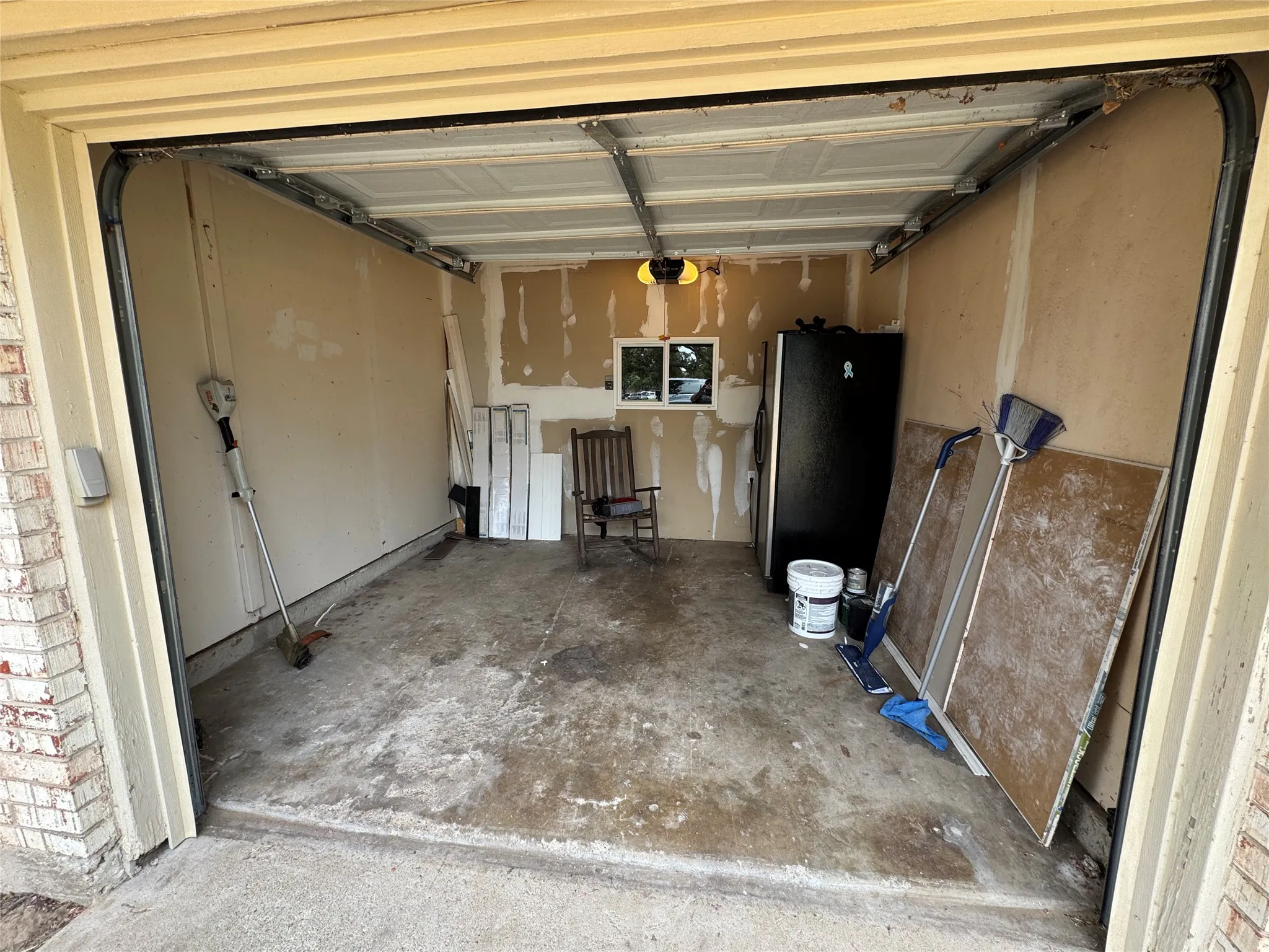 Single Family Residence For Sale in Tarrant County , 732 Dunaway Lane, Azle, Texas 76020, 3 Bedroom, 2 Bathroom, Garage spaces, 1,324 Sqft, built in 1975, mls#21366814, Real Estate Agent in Azle, Homes For Sale in Tarrant county, Homes For Sale in Azle, Realtor in Azle Texas, Real Estate Brokerage Independent Realty Texas, Luminita Cordes Realtor