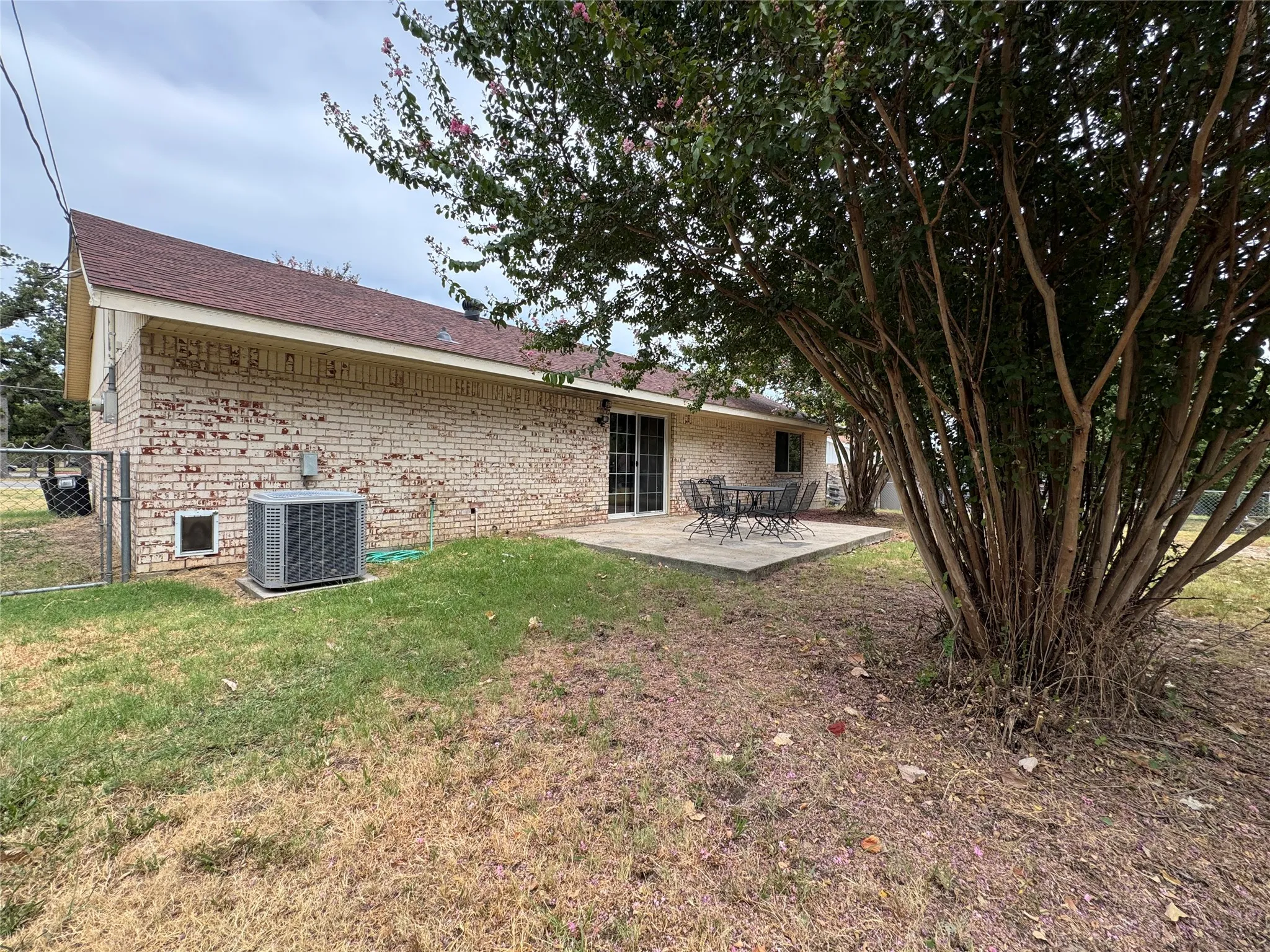 Single Family Residence For Sale in Tarrant County , 732 Dunaway Lane, Azle, Texas 76020, 3 Bedroom, 2 Bathroom, Garage spaces, 1,324 Sqft, built in 1975, mls#21366814, Real Estate Agent in Azle, Homes For Sale in Tarrant county, Homes For Sale in Azle, Realtor in Azle Texas, Real Estate Brokerage Independent Realty Texas, Luminita Cordes Realtor