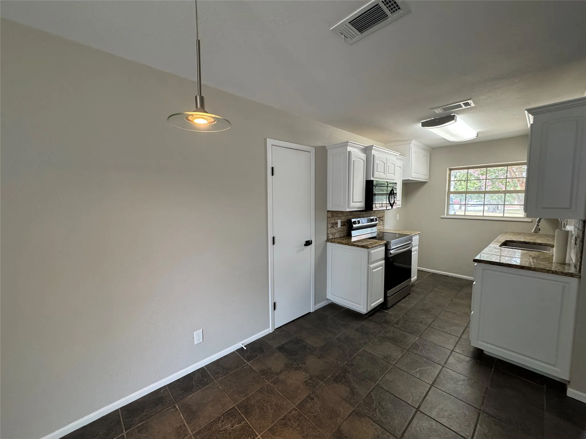 Single Family Residence For Sale in Tarrant County , 732 Dunaway Lane, Azle, Texas 76020, 3 Bedroom, 2 Bathroom, Garage spaces, 1,324 Sqft, built in 1975, mls#21366814, Real Estate Agent in Azle, Homes For Sale in Tarrant county, Homes For Sale in Azle, Realtor in Azle Texas, Real Estate Brokerage Independent Realty Texas, Luminita Cordes Realtor