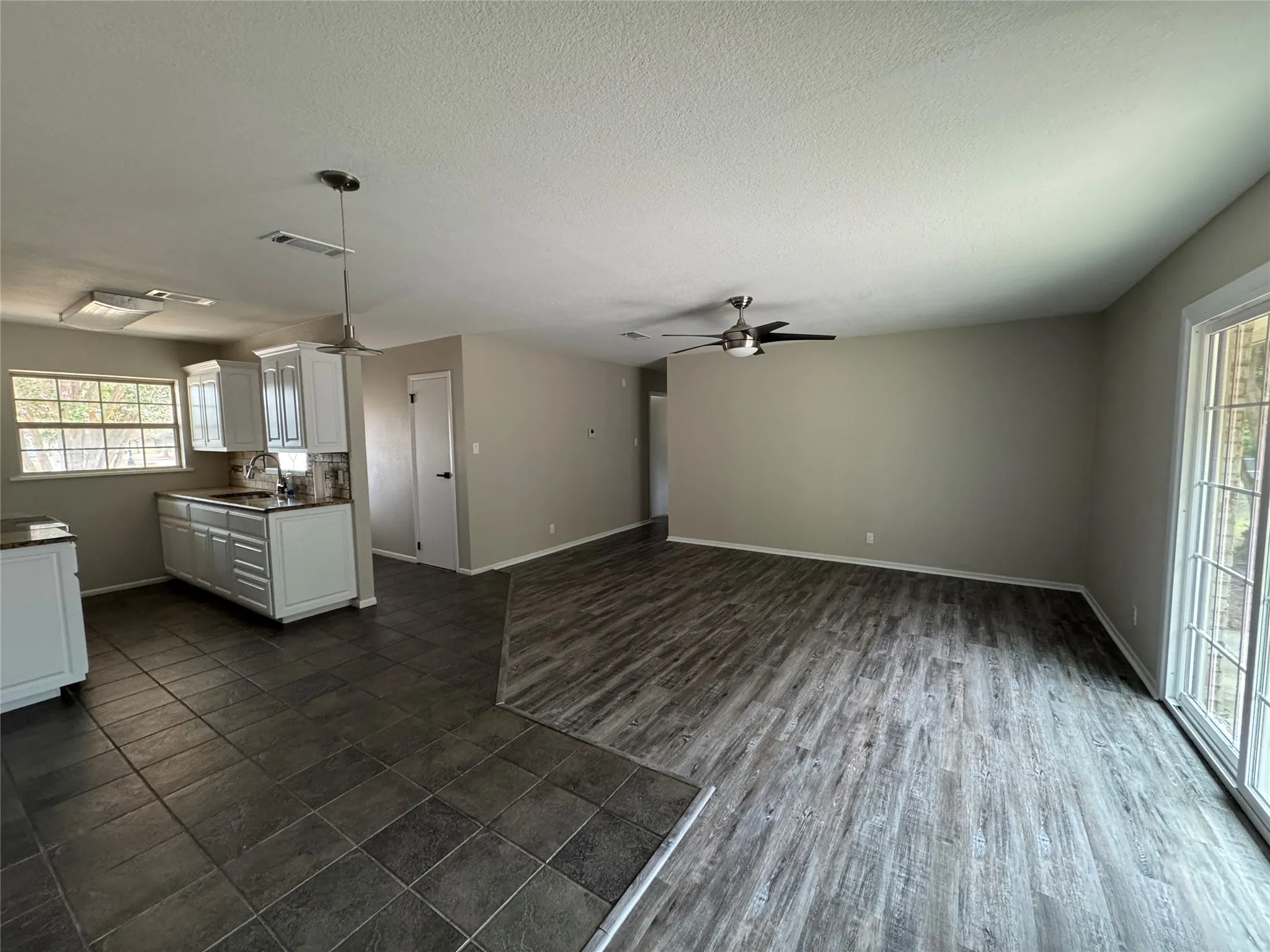 Single Family Residence For Sale in Tarrant County , 732 Dunaway Lane, Azle, Texas 76020, 3 Bedroom, 2 Bathroom, Garage spaces, 1,324 Sqft, built in 1975, mls#21366814, Real Estate Agent in Azle, Homes For Sale in Tarrant county, Homes For Sale in Azle, Realtor in Azle Texas, Real Estate Brokerage Independent Realty Texas, Luminita Cordes Realtor
