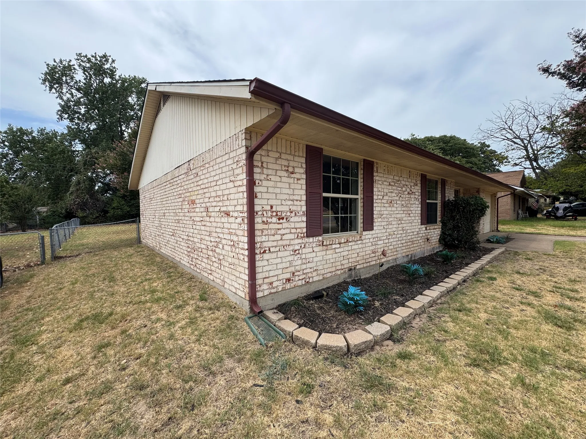 Single Family Residence For Sale in Tarrant County , 732 Dunaway Lane, Azle, Texas 76020, 3 Bedroom, 2 Bathroom, Garage spaces, 1,324 Sqft, built in 1975, mls#21366814, Real Estate Agent in Azle, Homes For Sale in Tarrant county, Homes For Sale in Azle, Realtor in Azle Texas, Real Estate Brokerage Independent Realty Texas, Luminita Cordes Realtor