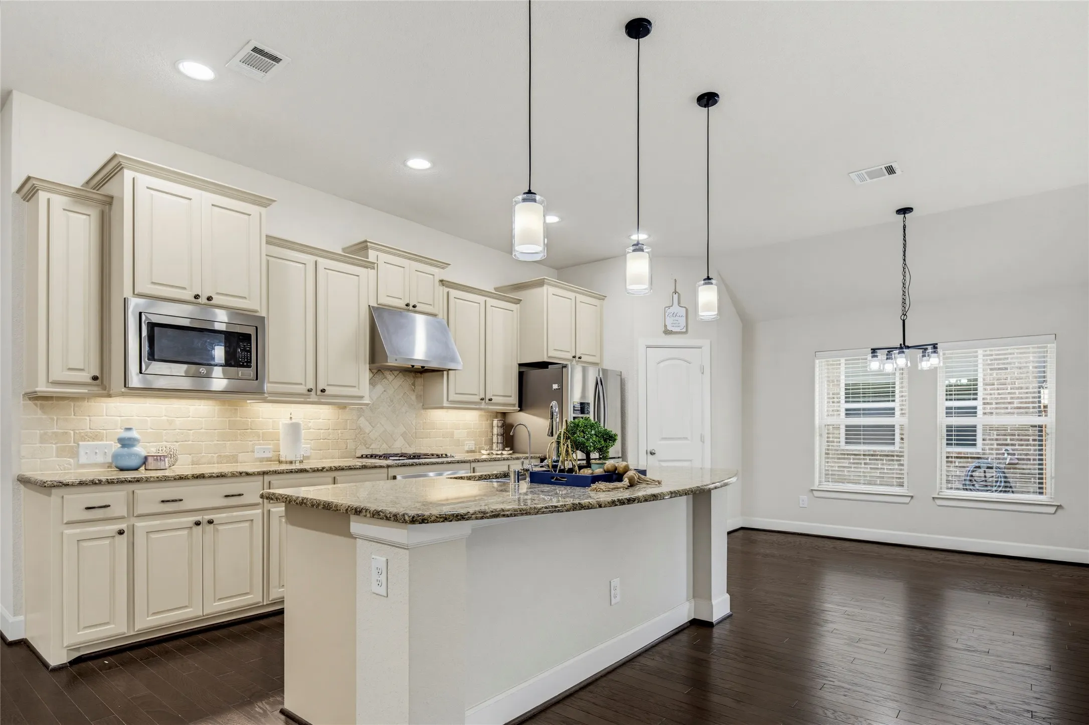 Single Family Residence For Sale in Collin County , 5928 Silverton Avenue, Mc Kinney, Texas 75070, 4 Bedroom, 3 Bathroom, 2 Garage spaces, 2,391 Sqft, built in 2014, mls#21365846, Real Estate Agent in Mc Kinney, Homes For Sale in Collin county, Homes For Sale in Mc Kinney, Realtor in Mc Kinney Texas, Real Estate Brokerage Independent Realty Texas, Luminita Cordes Realtor