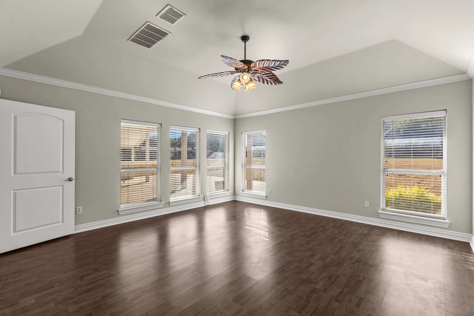 Single Family Residence For Sale in Dallas County , 1055 The Meadows Parkway, De Soto, Texas 75115, 4 Bedroom, 3 Bathroom, 3 Garage spaces, 3,481 Sqft, built in 2003, mls#21366806, Real Estate Agent in De Soto, Homes For Sale in Dallas county, Homes For Sale in De Soto, Realtor in De Soto Texas, Real Estate Brokerage Independent Realty Texas, Luminita Cordes Realtor