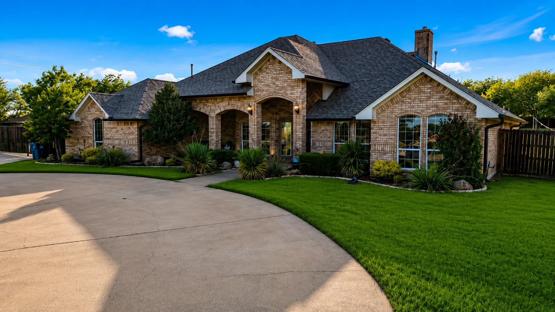 Single Family Residence For Sale in Dallas County , 1055 The Meadows Parkway, De Soto, Texas 75115, 4 Bedroom, 3 Bathroom, 3 Garage spaces, 3,481 Sqft, built in 2003, mls#21366806, Real Estate Agent in De Soto, Homes For Sale in Dallas county, Homes For Sale in De Soto, Realtor in De Soto Texas, Real Estate Brokerage Independent Realty Texas, Luminita Cordes Realtor
