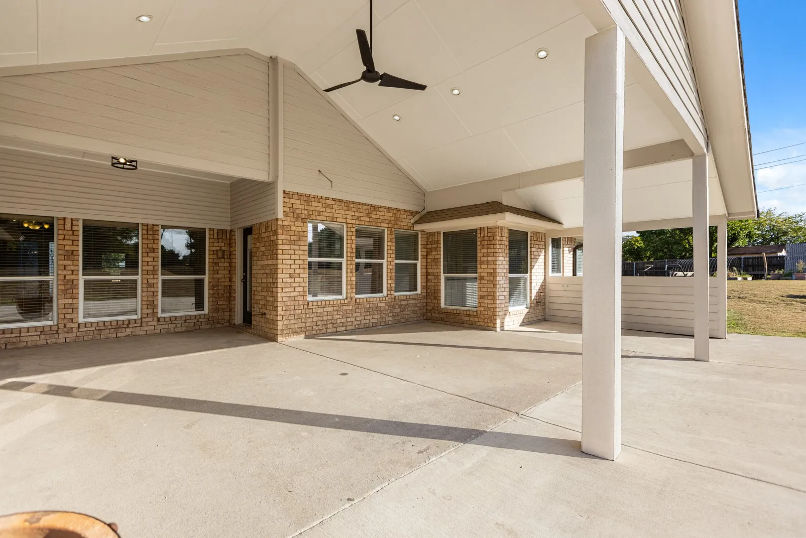 Single Family Residence For Sale in Dallas County , 1055 The Meadows Parkway, De Soto, Texas 75115, 4 Bedroom, 3 Bathroom, 3 Garage spaces, 3,481 Sqft, built in 2003, mls#21366806, Real Estate Agent in De Soto, Homes For Sale in Dallas county, Homes For Sale in De Soto, Realtor in De Soto Texas, Real Estate Brokerage Independent Realty Texas, Luminita Cordes Realtor