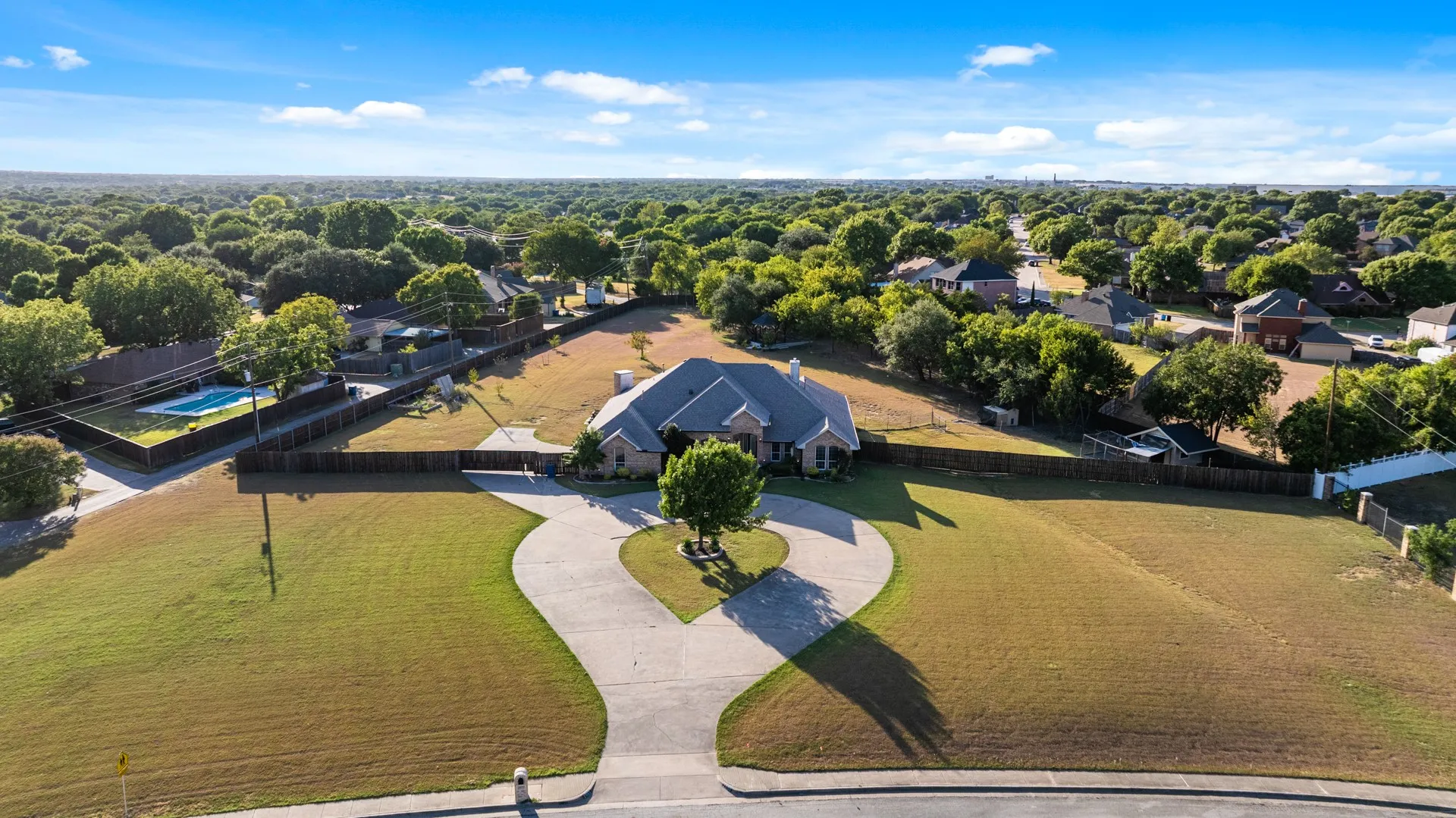 Single Family Residence For Sale in Dallas County , 1055 The Meadows Parkway, De Soto, Texas 75115, 4 Bedroom, 3 Bathroom, 3 Garage spaces, 3,481 Sqft, built in 2003, mls#21366806, Real Estate Agent in De Soto, Homes For Sale in Dallas county, Homes For Sale in De Soto, Realtor in De Soto Texas, Real Estate Brokerage Independent Realty Texas, Luminita Cordes Realtor