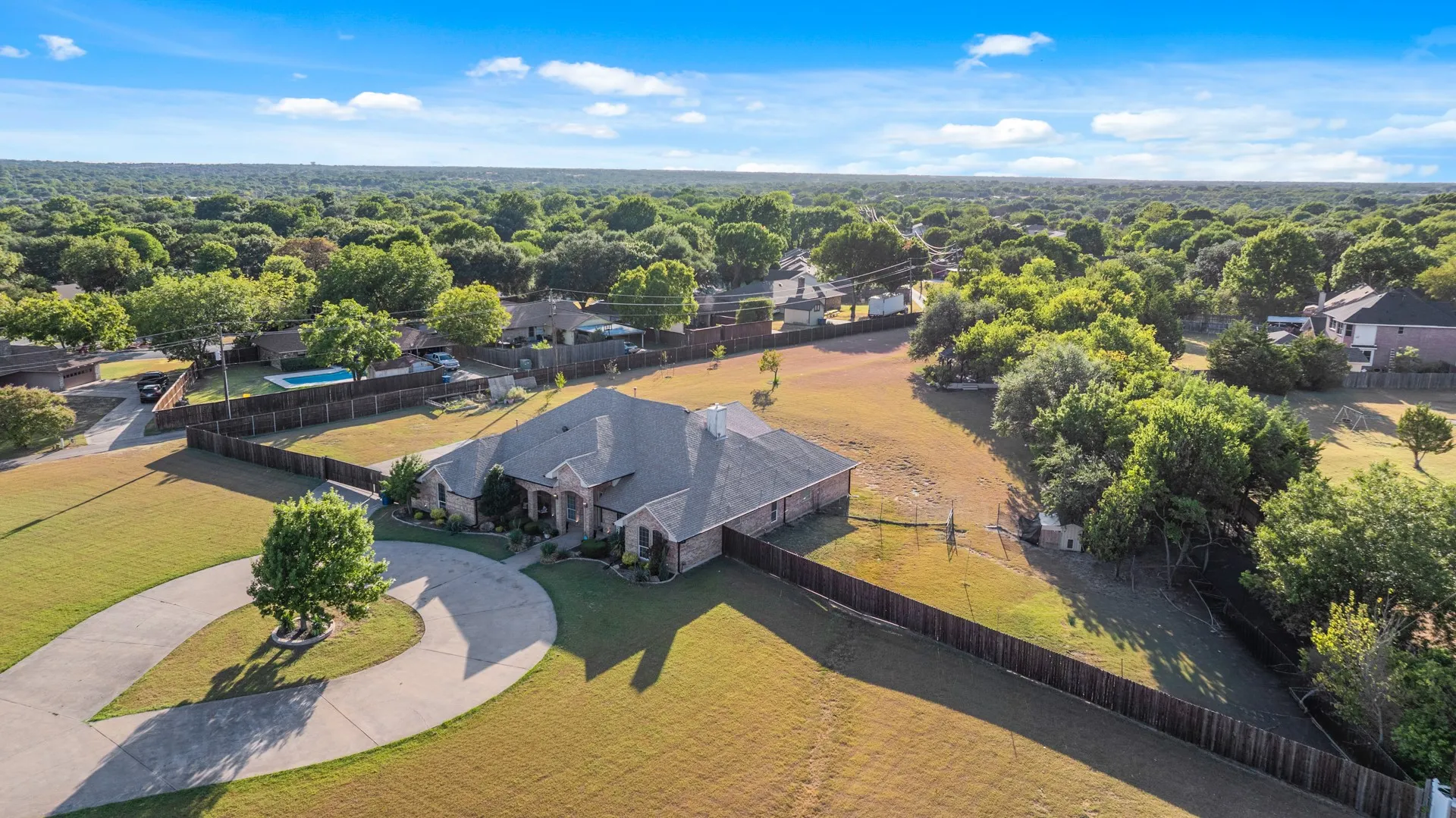 Single Family Residence For Sale in Dallas County , 1055 The Meadows Parkway, De Soto, Texas 75115, 4 Bedroom, 3 Bathroom, 3 Garage spaces, 3,481 Sqft, built in 2003, mls#21366806, Real Estate Agent in De Soto, Homes For Sale in Dallas county, Homes For Sale in De Soto, Realtor in De Soto Texas, Real Estate Brokerage Independent Realty Texas, Luminita Cordes Realtor