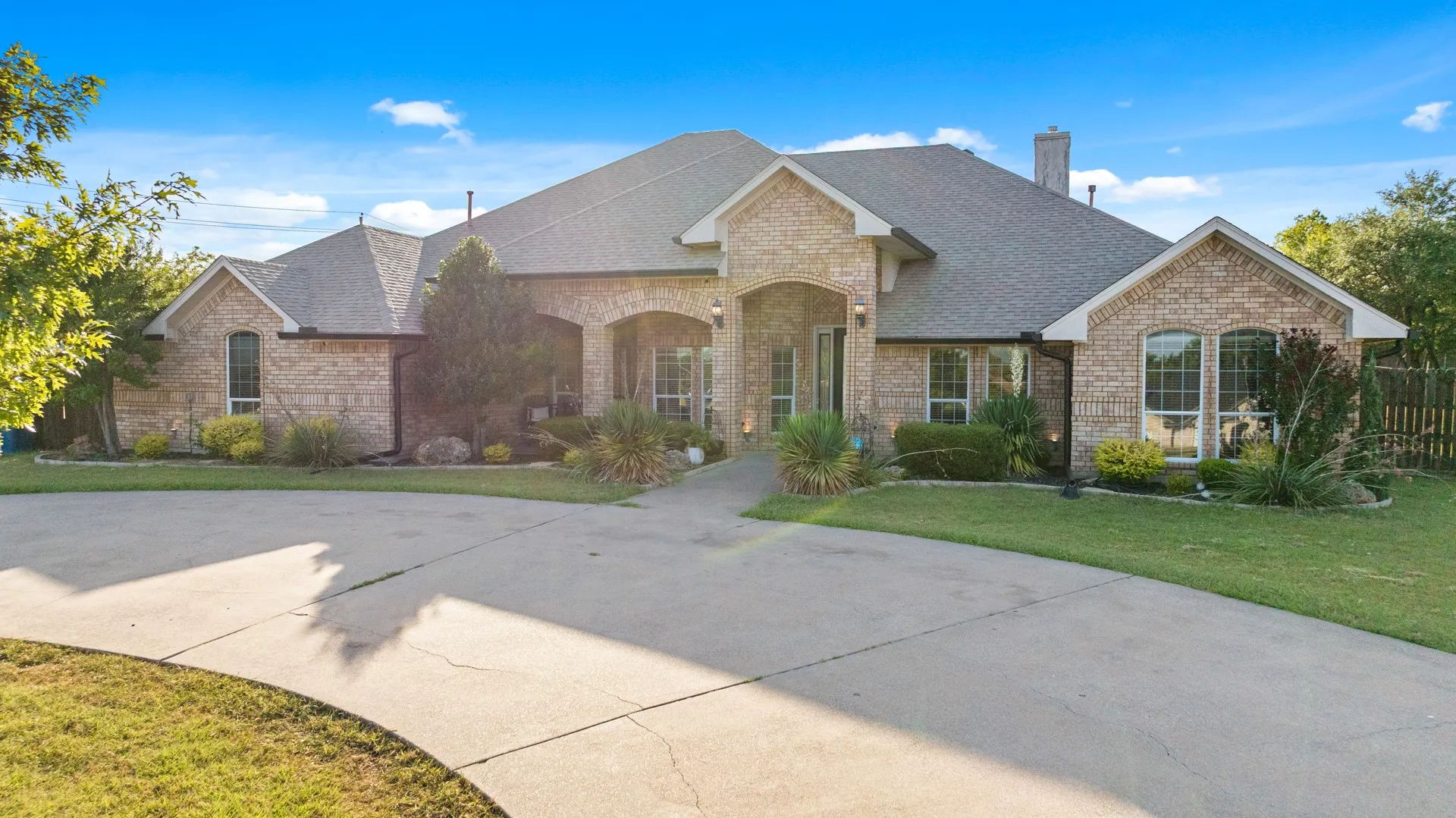 Single Family Residence For Sale in Dallas County , 1055 The Meadows Parkway, De Soto, Texas 75115, 4 Bedroom, 3 Bathroom, 3 Garage spaces, 3,481 Sqft, built in 2003, mls#21366806, Real Estate Agent in De Soto, Homes For Sale in Dallas county, Homes For Sale in De Soto, Realtor in De Soto Texas, Real Estate Brokerage Independent Realty Texas, Luminita Cordes Realtor