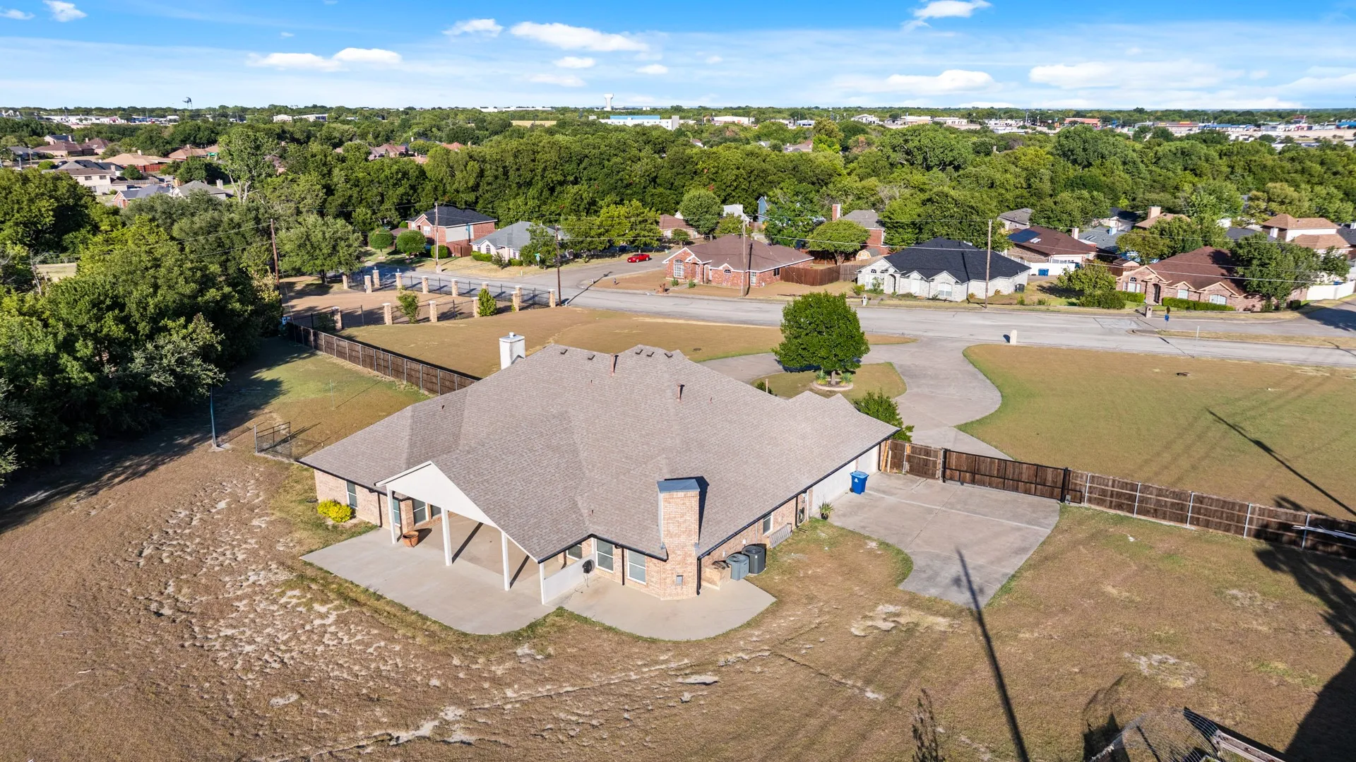 Single Family Residence For Sale in Dallas County , 1055 The Meadows Parkway, De Soto, Texas 75115, 4 Bedroom, 3 Bathroom, 3 Garage spaces, 3,481 Sqft, built in 2003, mls#21366806, Real Estate Agent in De Soto, Homes For Sale in Dallas county, Homes For Sale in De Soto, Realtor in De Soto Texas, Real Estate Brokerage Independent Realty Texas, Luminita Cordes Realtor
