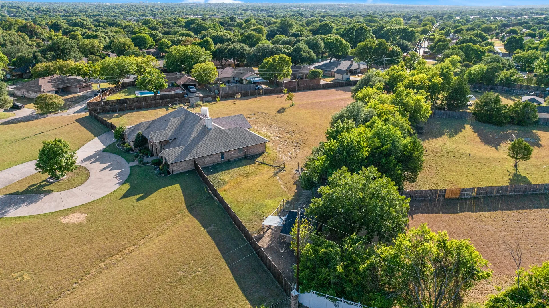 Single Family Residence For Sale in Dallas County , 1055 The Meadows Parkway, De Soto, Texas 75115, 4 Bedroom, 3 Bathroom, 3 Garage spaces, 3,481 Sqft, built in 2003, mls#21366806, Real Estate Agent in De Soto, Homes For Sale in Dallas county, Homes For Sale in De Soto, Realtor in De Soto Texas, Real Estate Brokerage Independent Realty Texas, Luminita Cordes Realtor