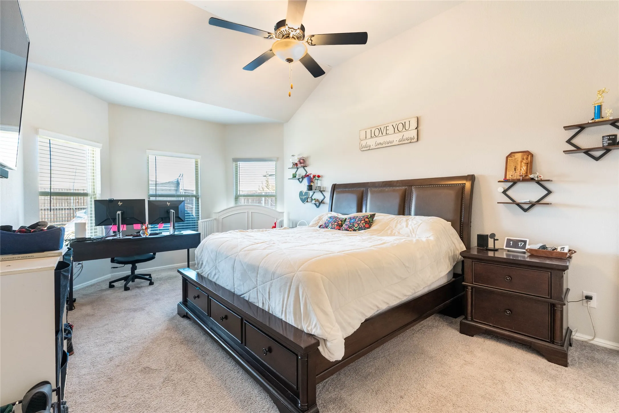 Vaulted ceiling with a ceiling fan