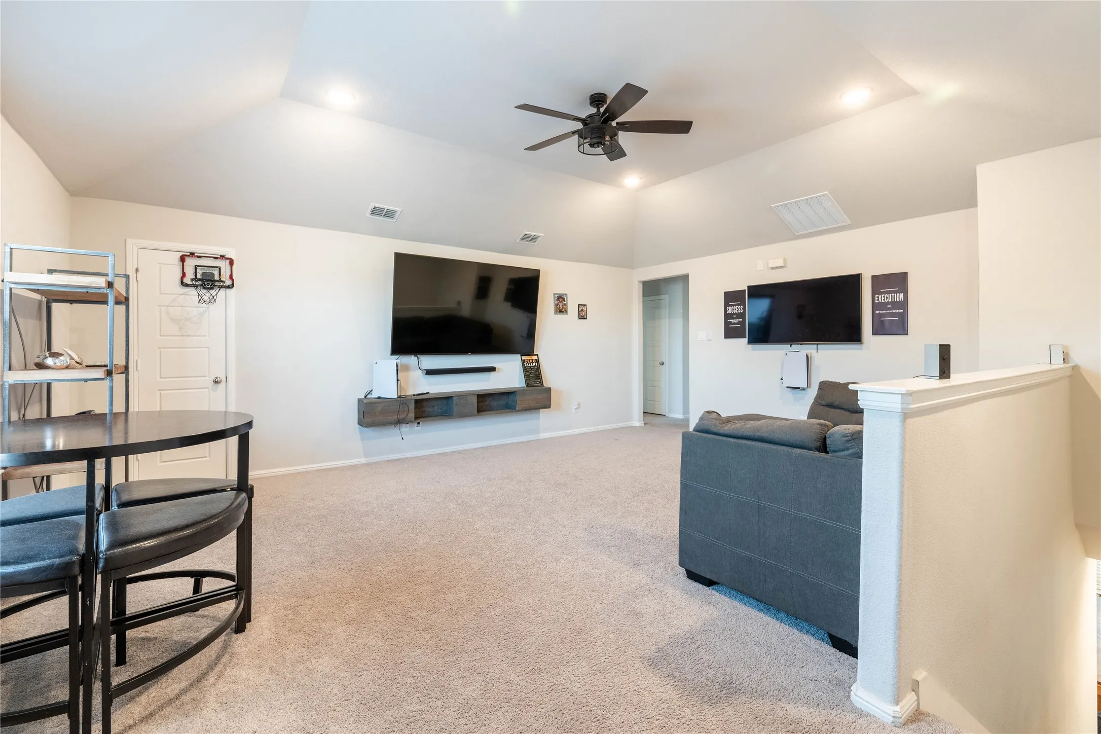Vaulted ceiling with recessed lighting and ceiling fan