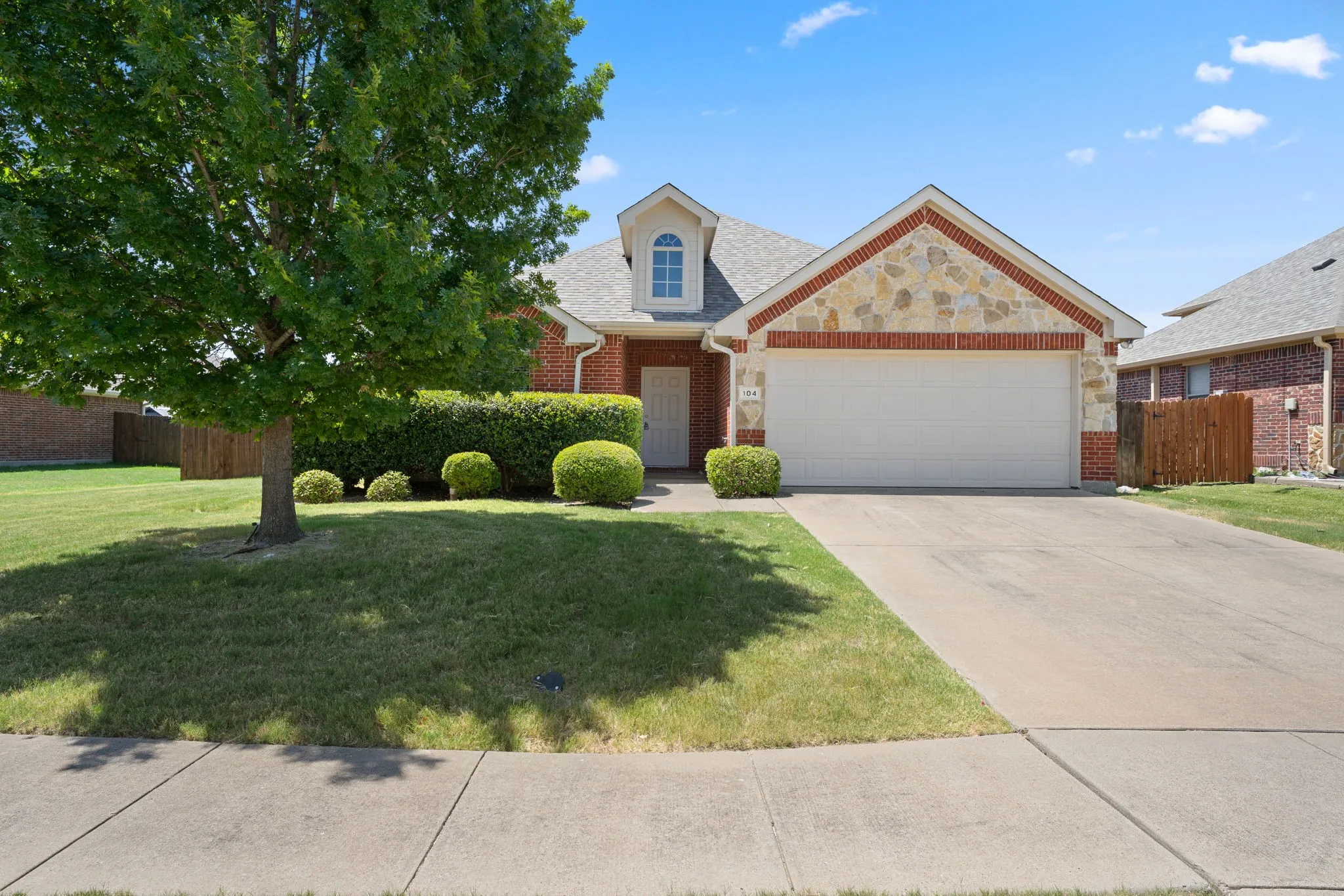 Single Family Residence For Rent in Ellis County , 104 Holly Street, Waxahachie, Texas 75165, 3 Bedroom, 2 Bathroom, 2 Garage spaces, 1,842 Sqft, built in 2010, mls#21366797, Real Estate Agent in Waxahachie, Homes For Rent in Ellis county, Homes For Rent in Waxahachie, Realtor in Waxahachie Texas, Real Estate Brokerage Independent Realty Texas, Luminita Cordes Realtor
