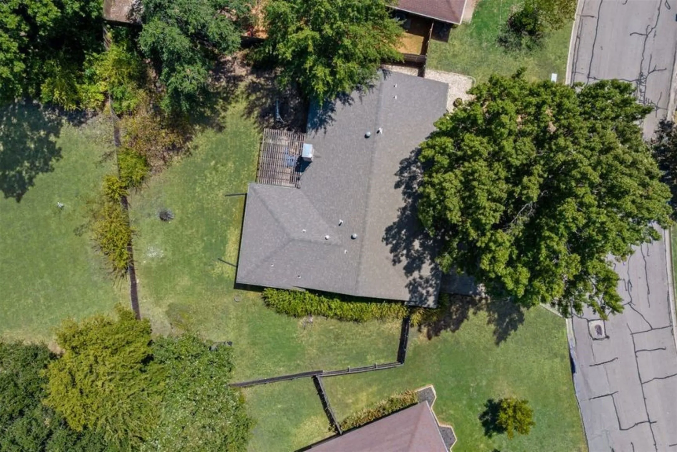 A bird’s-eye view highlights the home’s generous lot, mature tree canopy and expansive fenced backyard, offering plenty of outdoor space while still being conveniently located in the heart of Denton.
