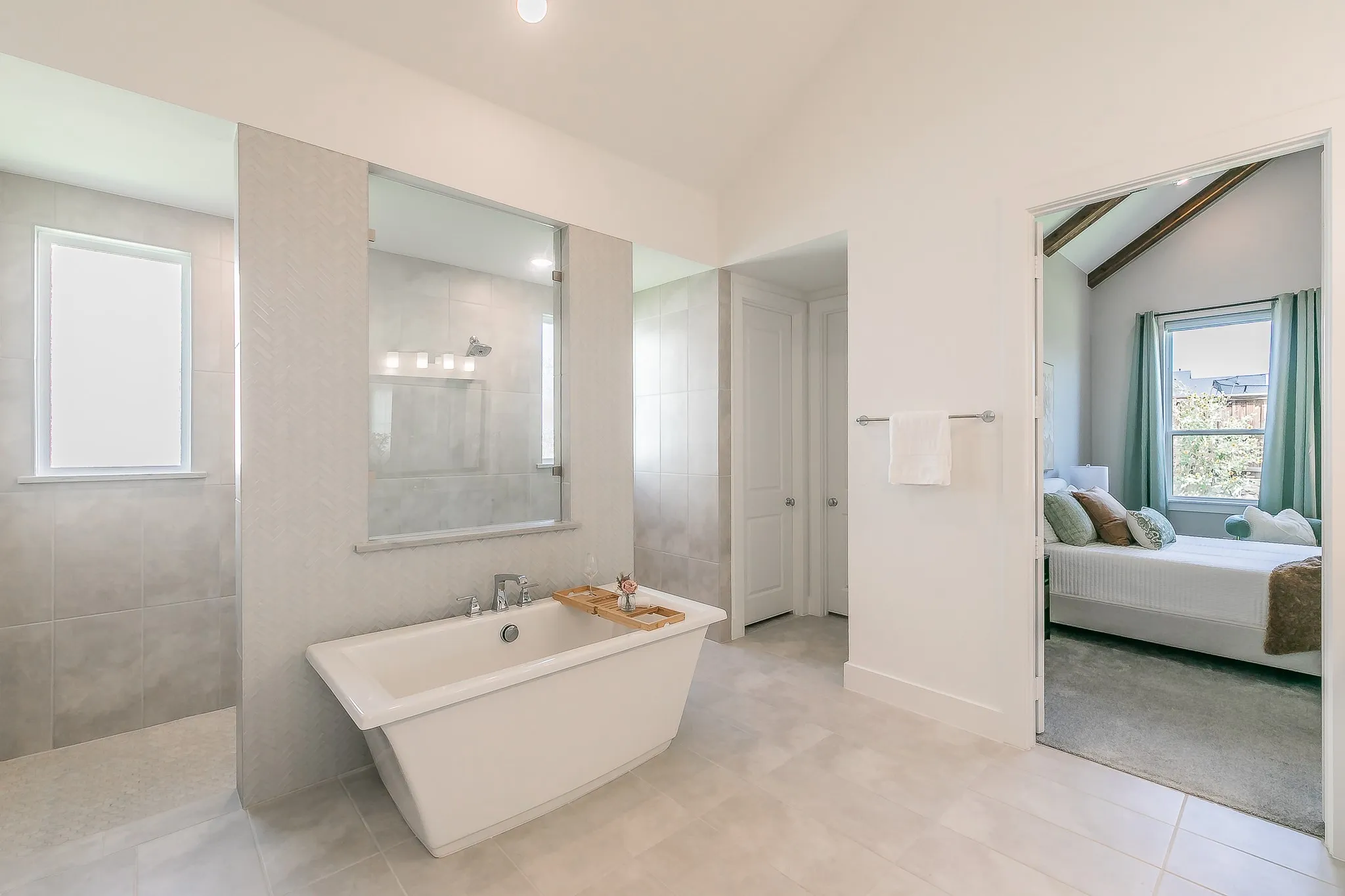 Beautiful Stand Alone Tub!!