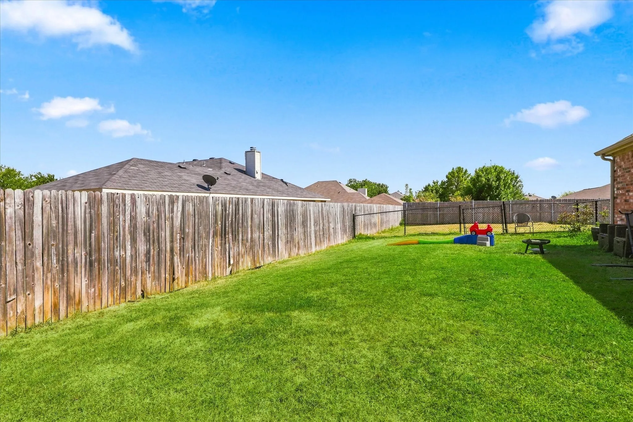 Single Family Residence For Sale in Denton County , 1012 Scenic Drive, Justin, Texas 76247, 4 Bedroom, 2 Bathroom, 2 Garage spaces, 1,635 Sqft, built in 2006, mls#21365717, Real Estate Agent in Justin, Homes For Sale in Denton county, Homes For Sale in Justin, Realtor in Justin Texas, Real Estate Brokerage Independent Realty Texas, Luminita Cordes Realtor