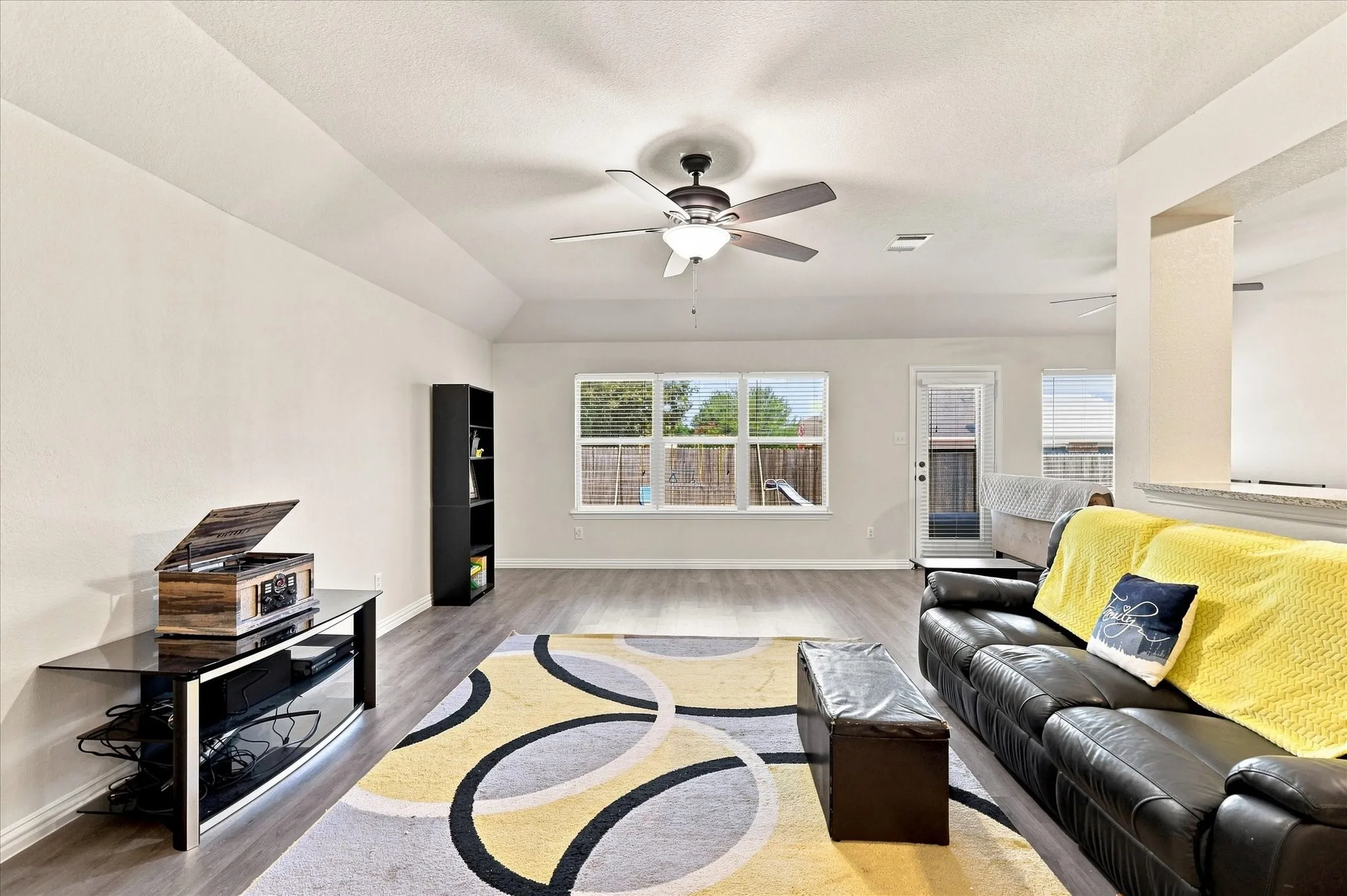 Single Family Residence For Sale in Denton County , 1012 Scenic Drive, Justin, Texas 76247, 4 Bedroom, 2 Bathroom, 2 Garage spaces, 1,635 Sqft, built in 2006, mls#21365717, Real Estate Agent in Justin, Homes For Sale in Denton county, Homes For Sale in Justin, Realtor in Justin Texas, Real Estate Brokerage Independent Realty Texas, Luminita Cordes Realtor
