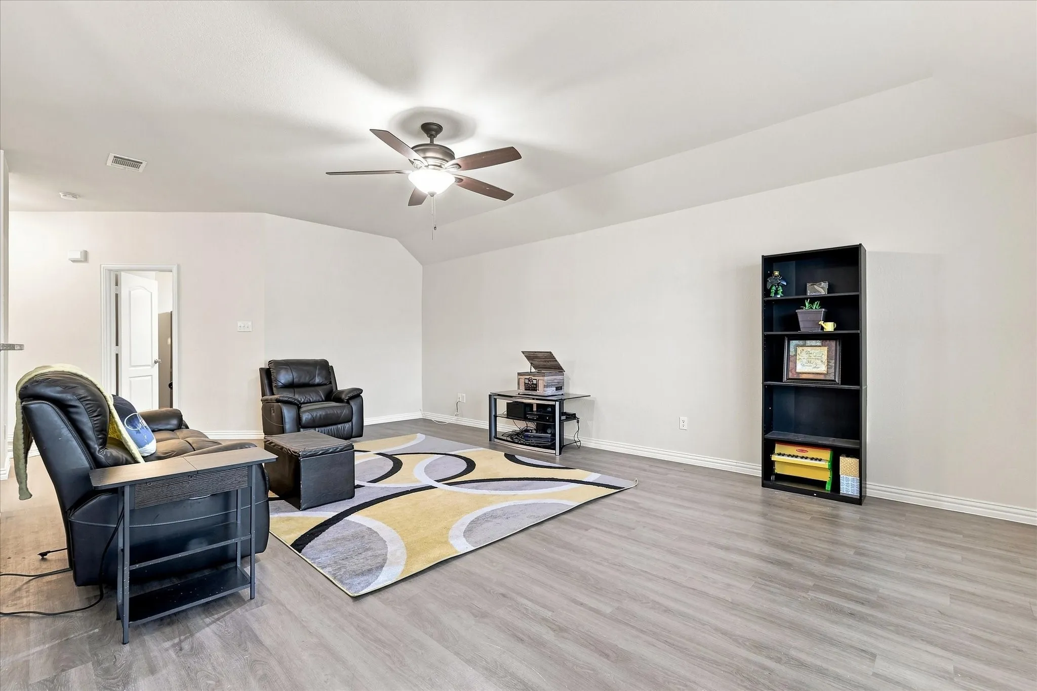Single Family Residence For Sale in Denton County , 1012 Scenic Drive, Justin, Texas 76247, 4 Bedroom, 2 Bathroom, 2 Garage spaces, 1,635 Sqft, built in 2006, mls#21365717, Real Estate Agent in Justin, Homes For Sale in Denton county, Homes For Sale in Justin, Realtor in Justin Texas, Real Estate Brokerage Independent Realty Texas, Luminita Cordes Realtor