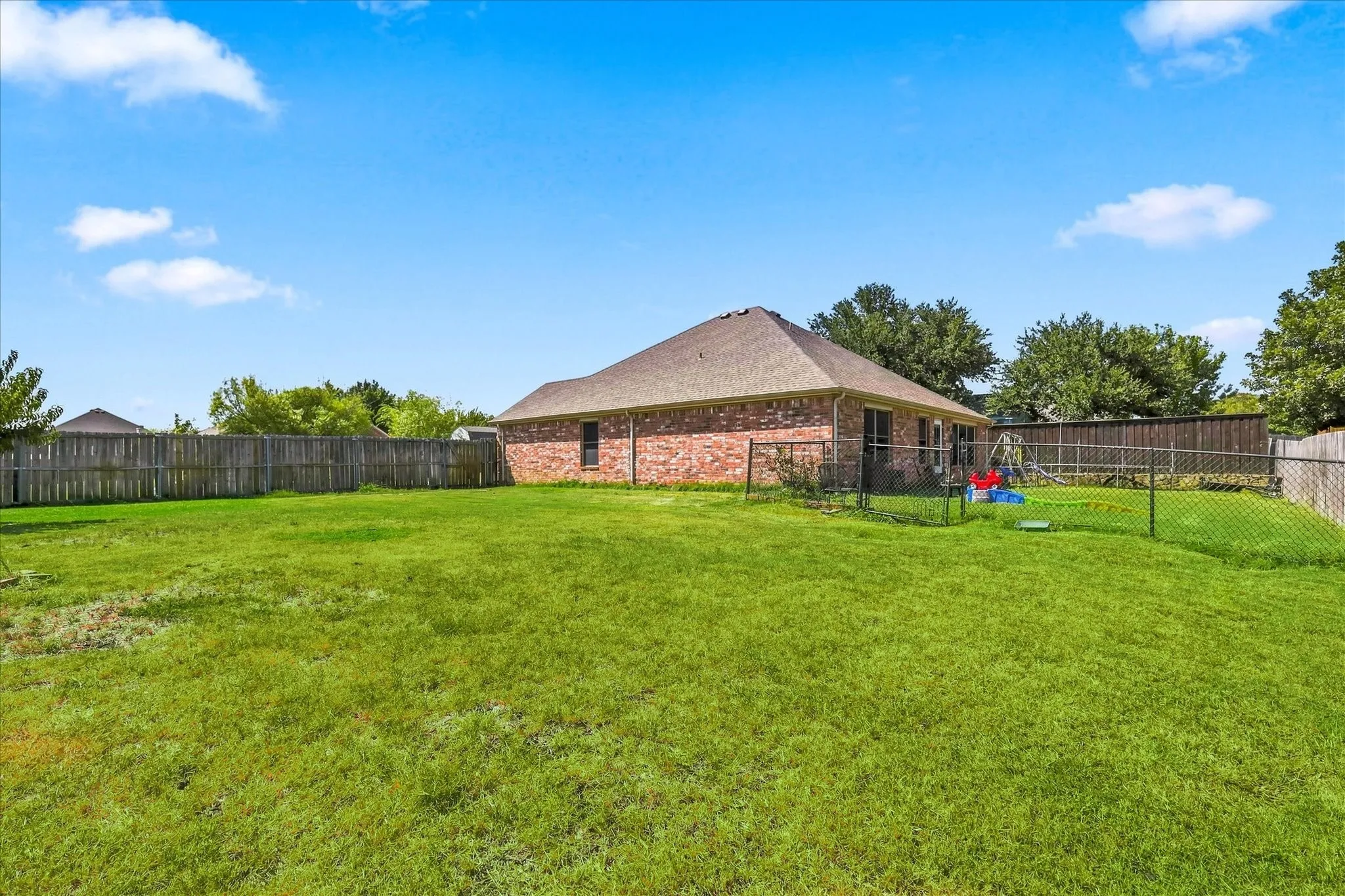 Single Family Residence For Sale in Denton County , 1012 Scenic Drive, Justin, Texas 76247, 4 Bedroom, 2 Bathroom, 2 Garage spaces, 1,635 Sqft, built in 2006, mls#21365717, Real Estate Agent in Justin, Homes For Sale in Denton county, Homes For Sale in Justin, Realtor in Justin Texas, Real Estate Brokerage Independent Realty Texas, Luminita Cordes Realtor