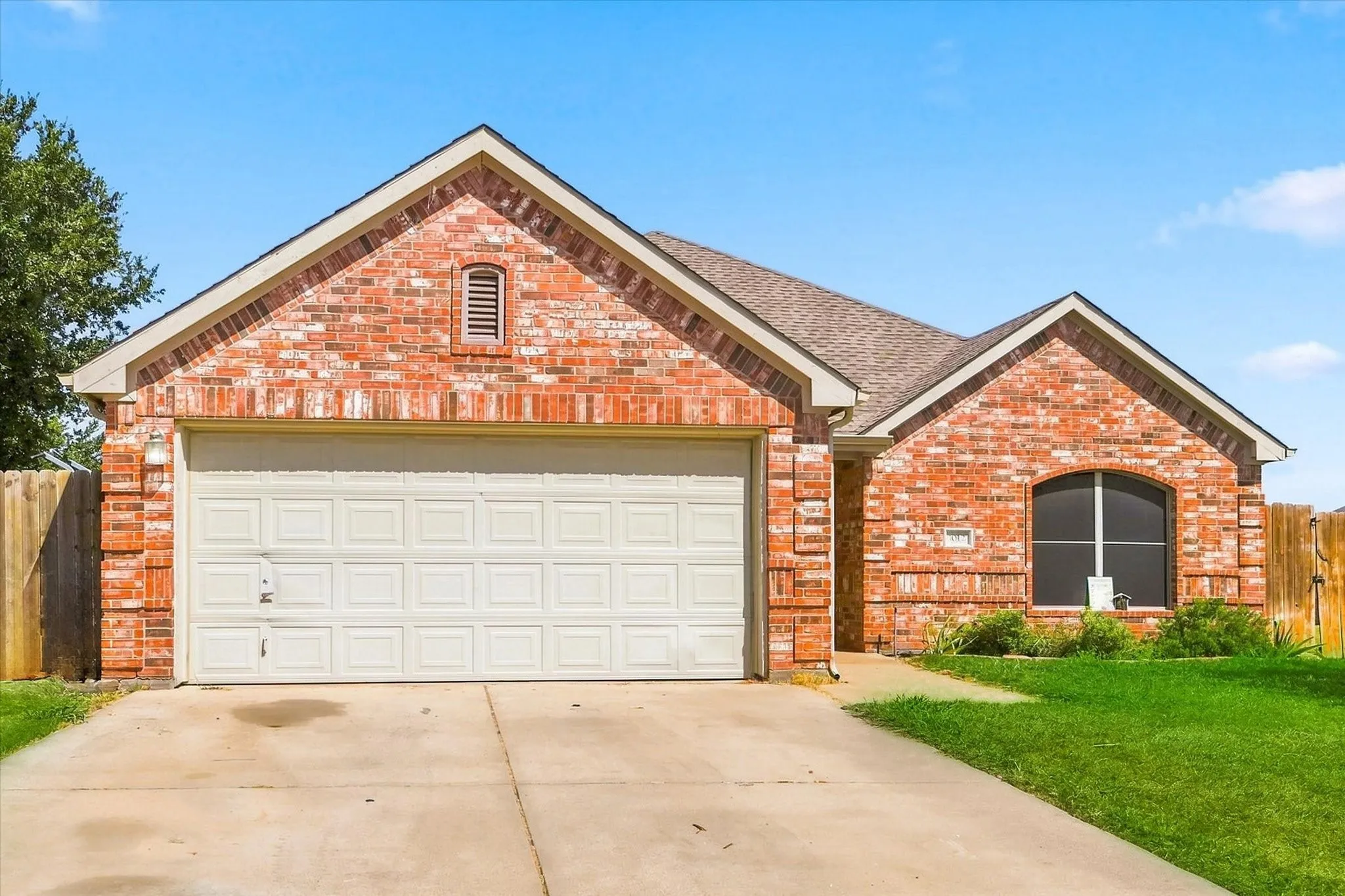 Single Family Residence For Sale in Denton County , 1012 Scenic Drive, Justin, Texas 76247, 4 Bedroom, 2 Bathroom, 2 Garage spaces, 1,635 Sqft, built in 2006, mls#21365717, Real Estate Agent in Justin, Homes For Sale in Denton county, Homes For Sale in Justin, Realtor in Justin Texas, Real Estate Brokerage Independent Realty Texas, Luminita Cordes Realtor