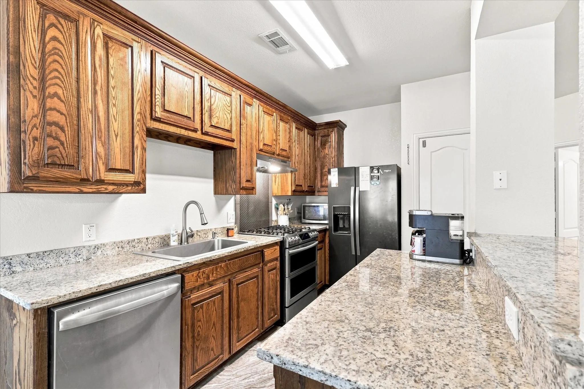 Single Family Residence For Sale in Denton County , 1012 Scenic Drive, Justin, Texas 76247, 4 Bedroom, 2 Bathroom, 2 Garage spaces, 1,635 Sqft, built in 2006, mls#21365717, Real Estate Agent in Justin, Homes For Sale in Denton county, Homes For Sale in Justin, Realtor in Justin Texas, Real Estate Brokerage Independent Realty Texas, Luminita Cordes Realtor
